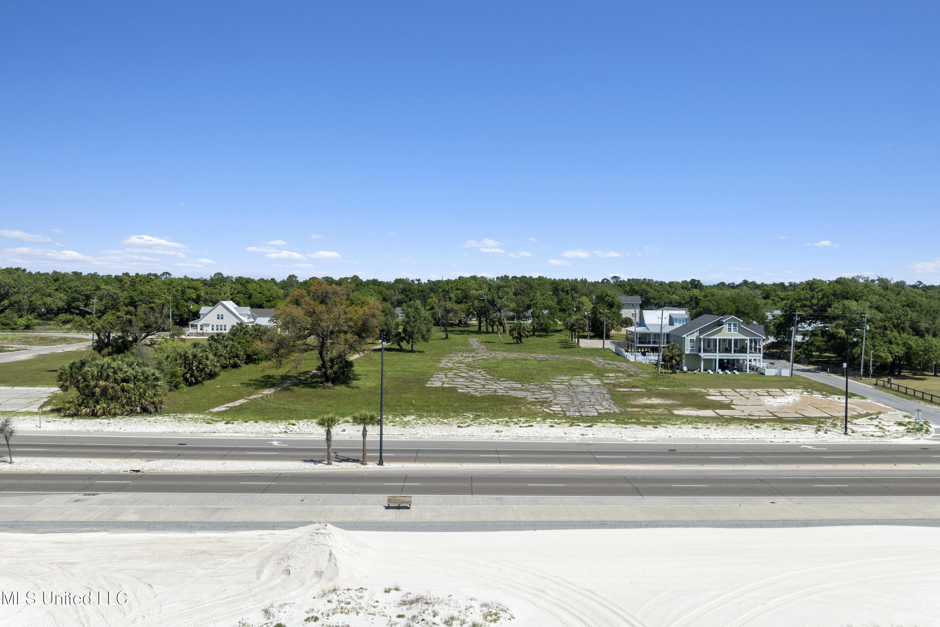 830 Beach Drive, Gulfport, Mississippi image 2