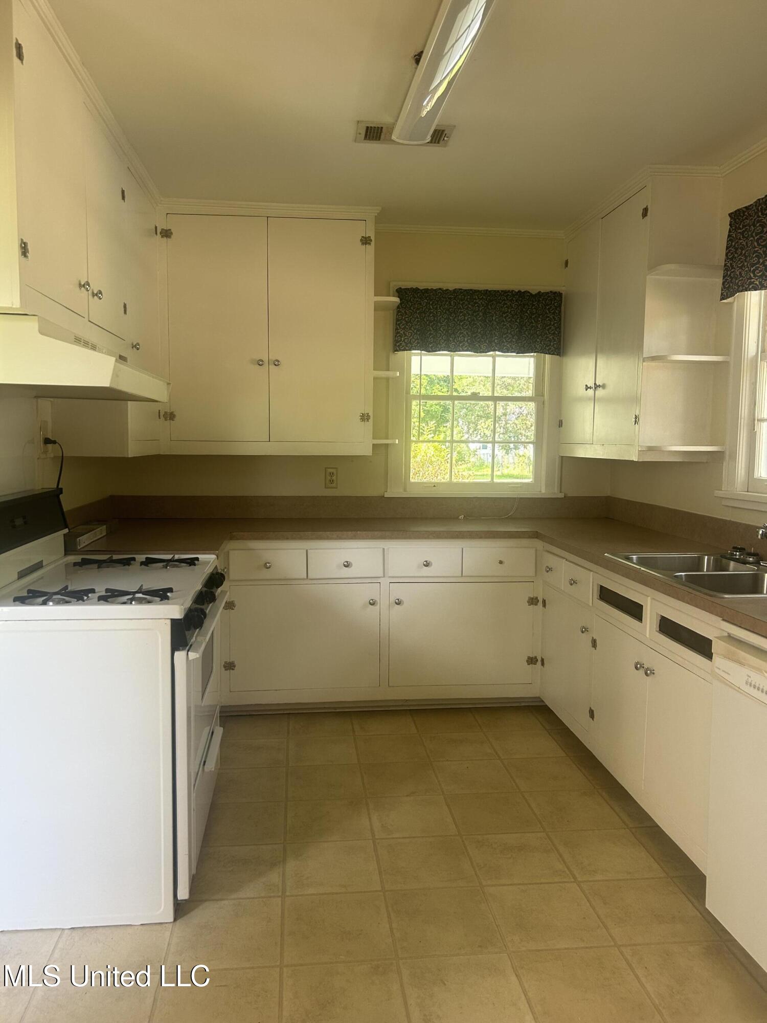 501 W Jefferson Avenue, Greenwood, Mississippi image 3