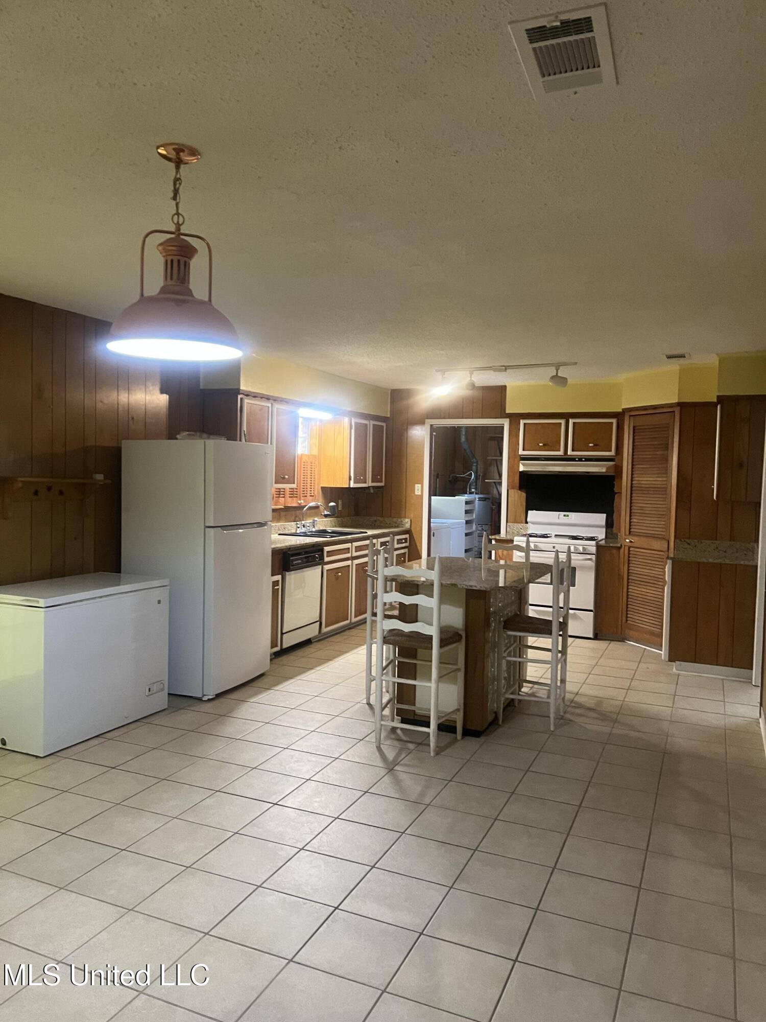 241 Iroquois Street, Biloxi, Mississippi image 6