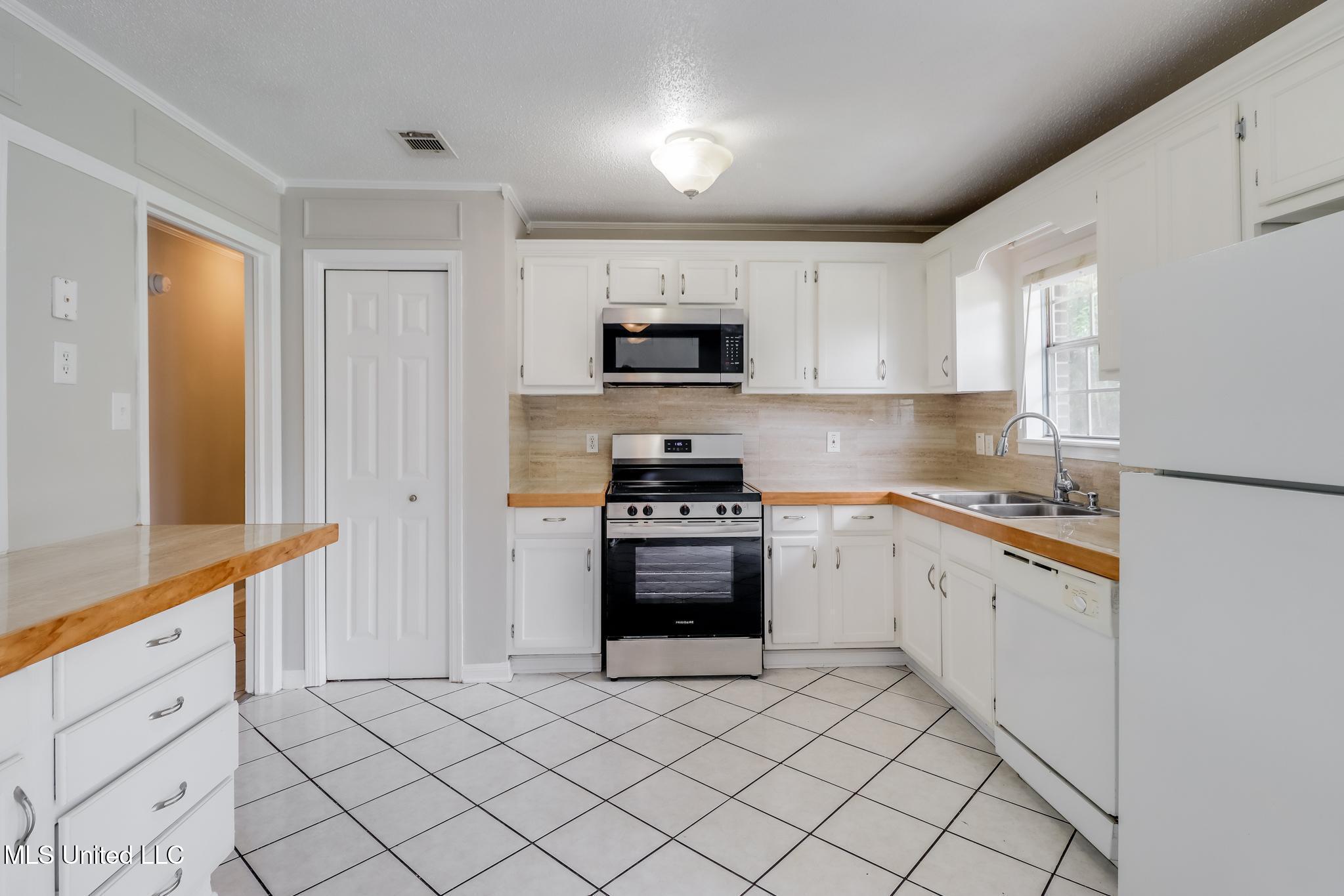 1302 Parktown Drive, Ocean Springs, Mississippi image 5