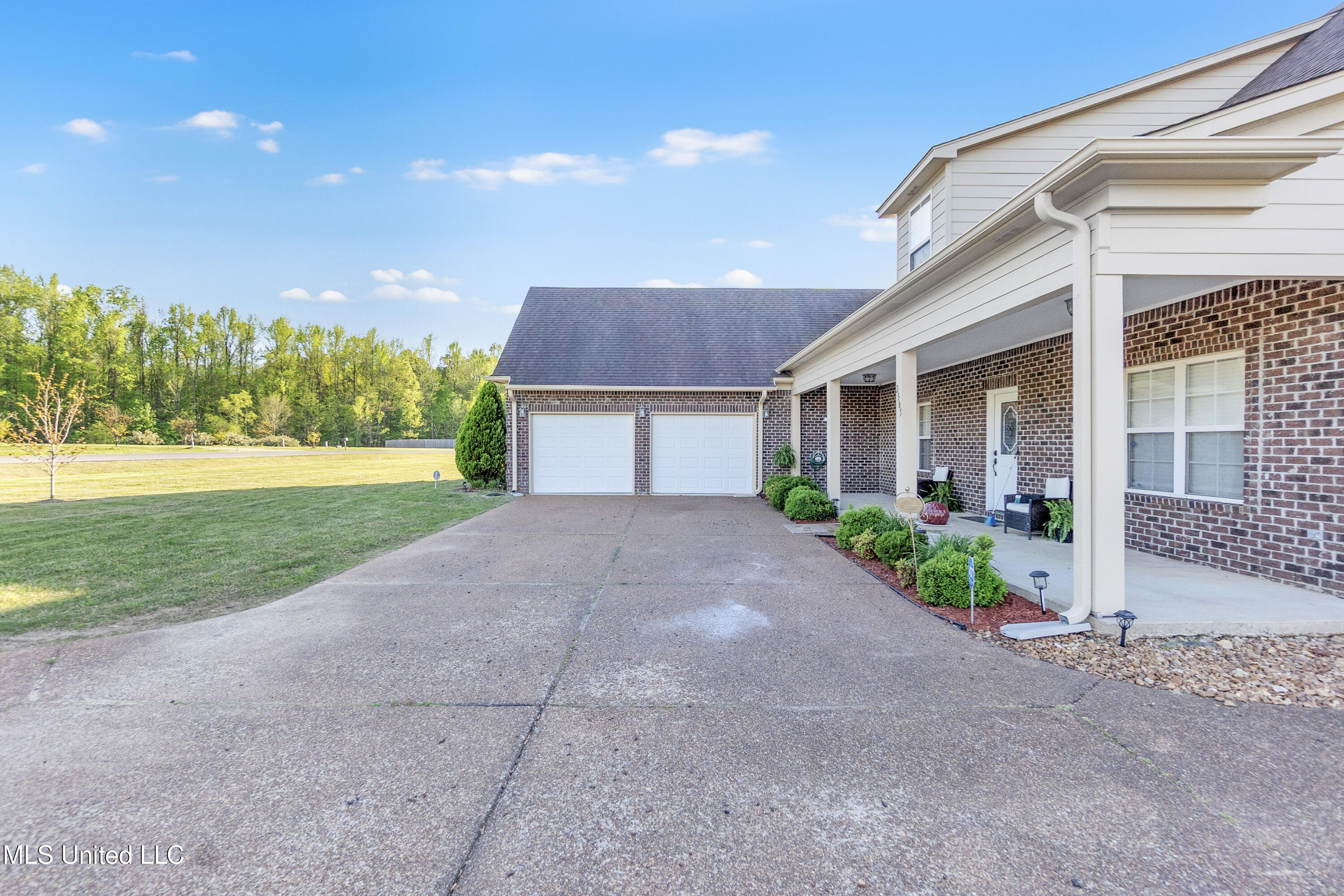 2585 Rodeo Way, Nesbit, Mississippi image 2