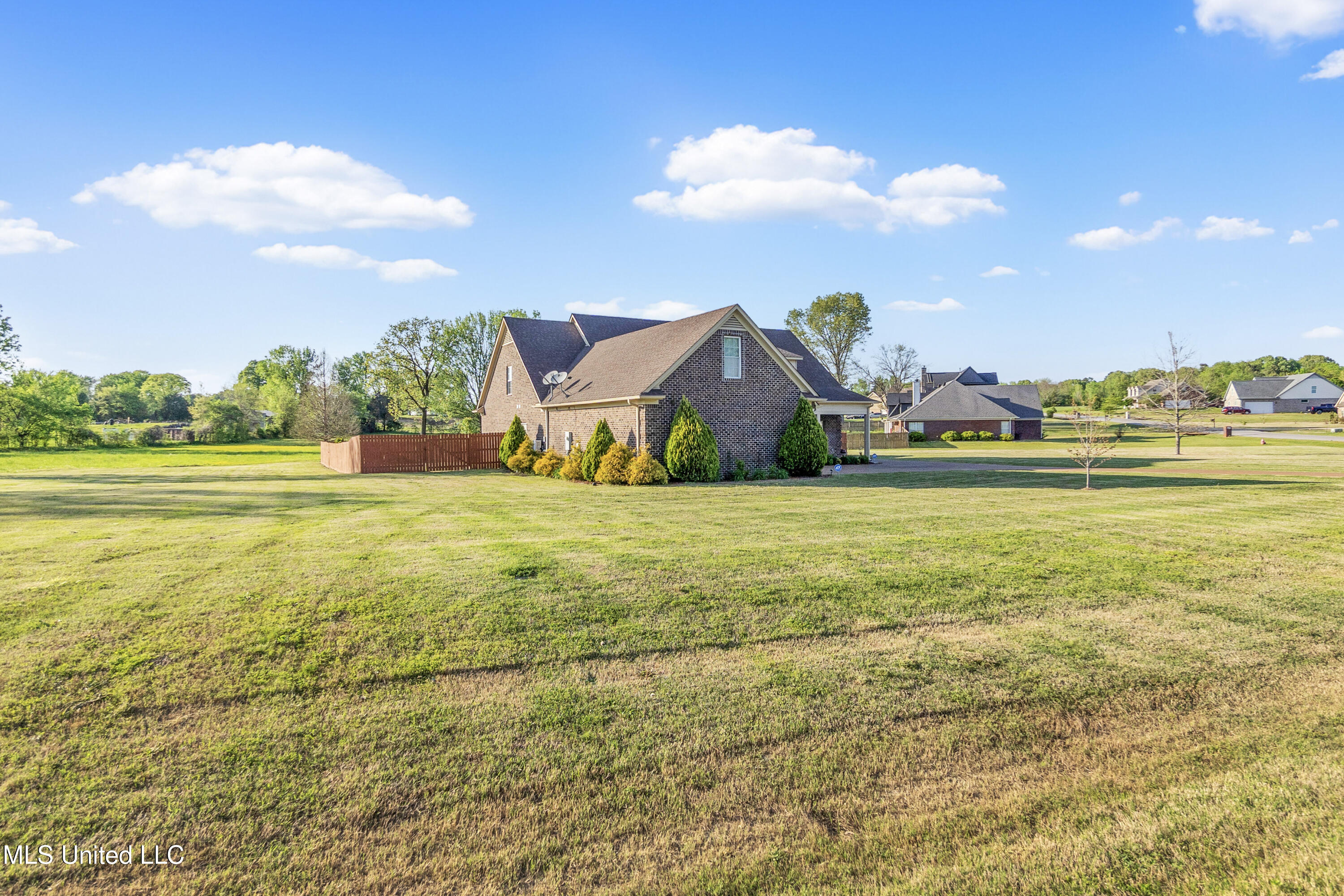 2585 Rodeo Way, Nesbit, Mississippi image 1