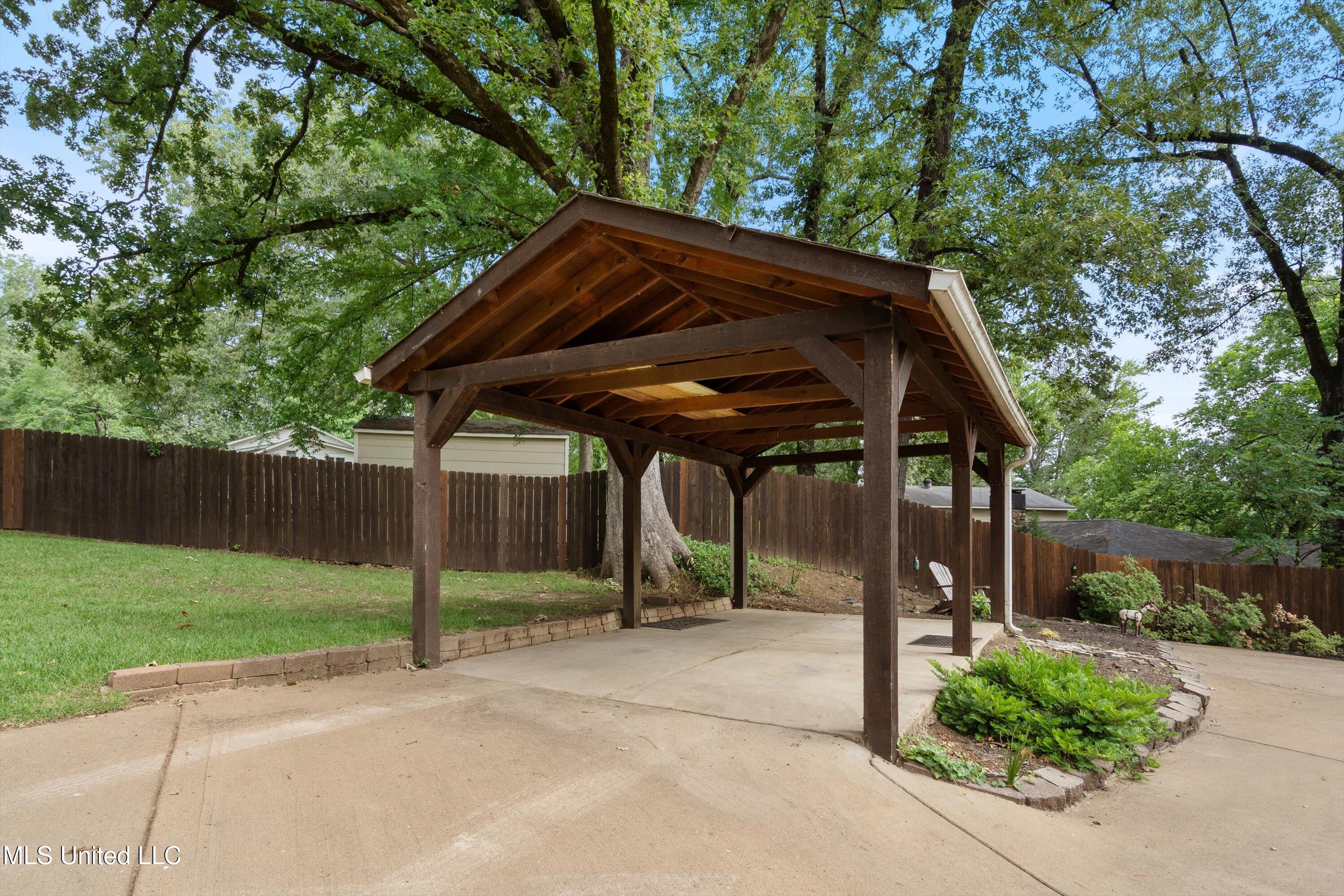 7300 W Shahkoka Drive, Olive Branch, Mississippi image 5