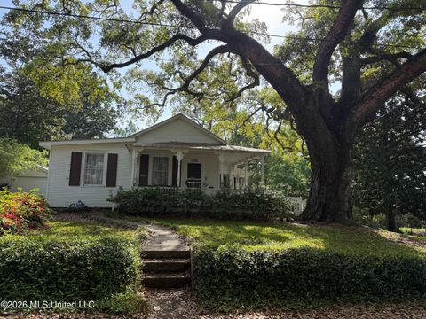 Homes For Sale - 502 Rayburn Avenue<br/> Ocean Springs, MS 39564
