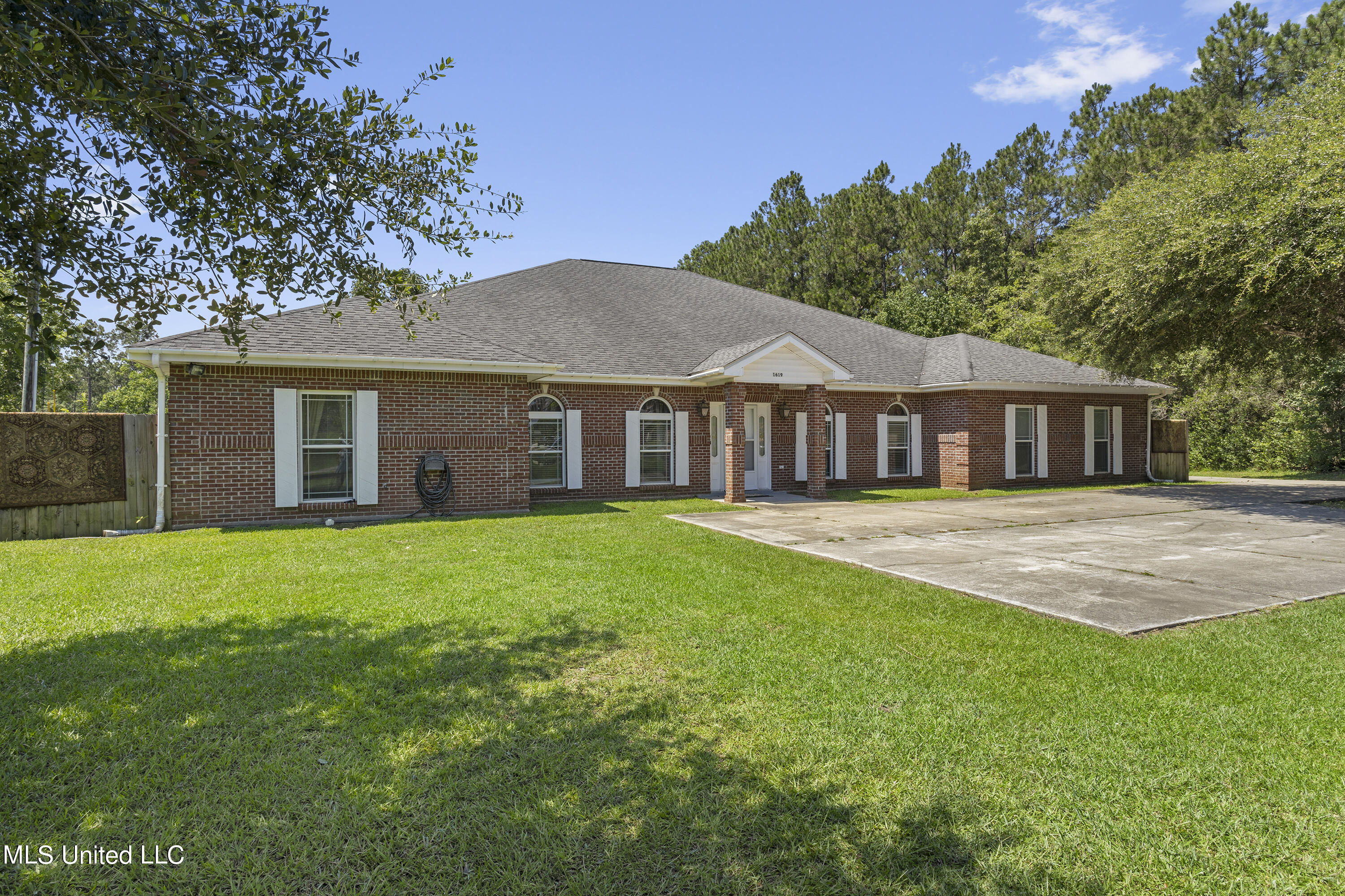 1619 Lark Drive, Gautier, Mississippi image 1