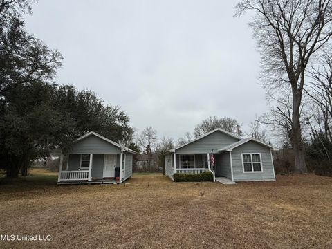 Homes For Sale - 1002 Elm Drive<br/> Pike County, McComb, MS 39648