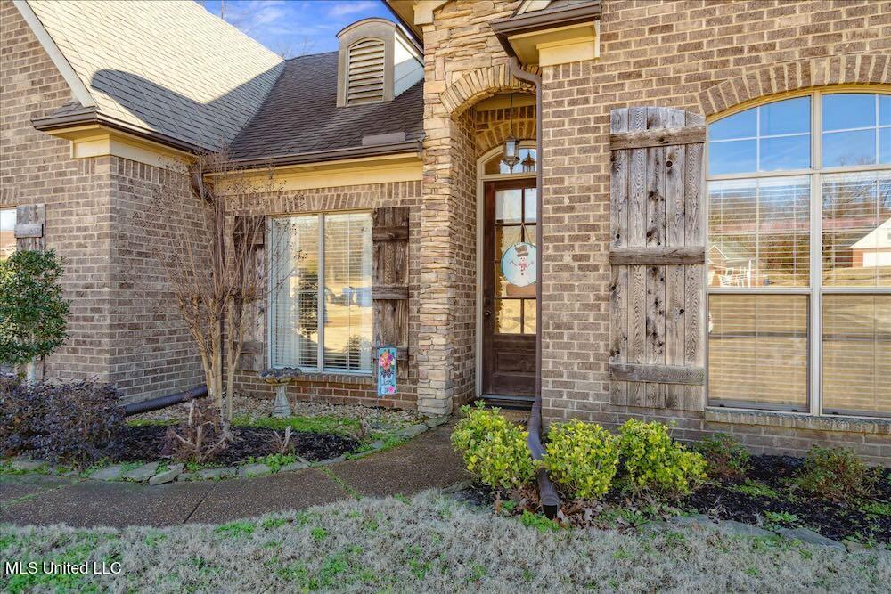 10105 N Cypress Lake Drive, Olive Branch, Mississippi image 4