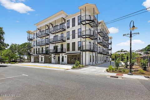 Homes For Sale - 124 Court Street<br/> Bay Saint Louis, MS 39520