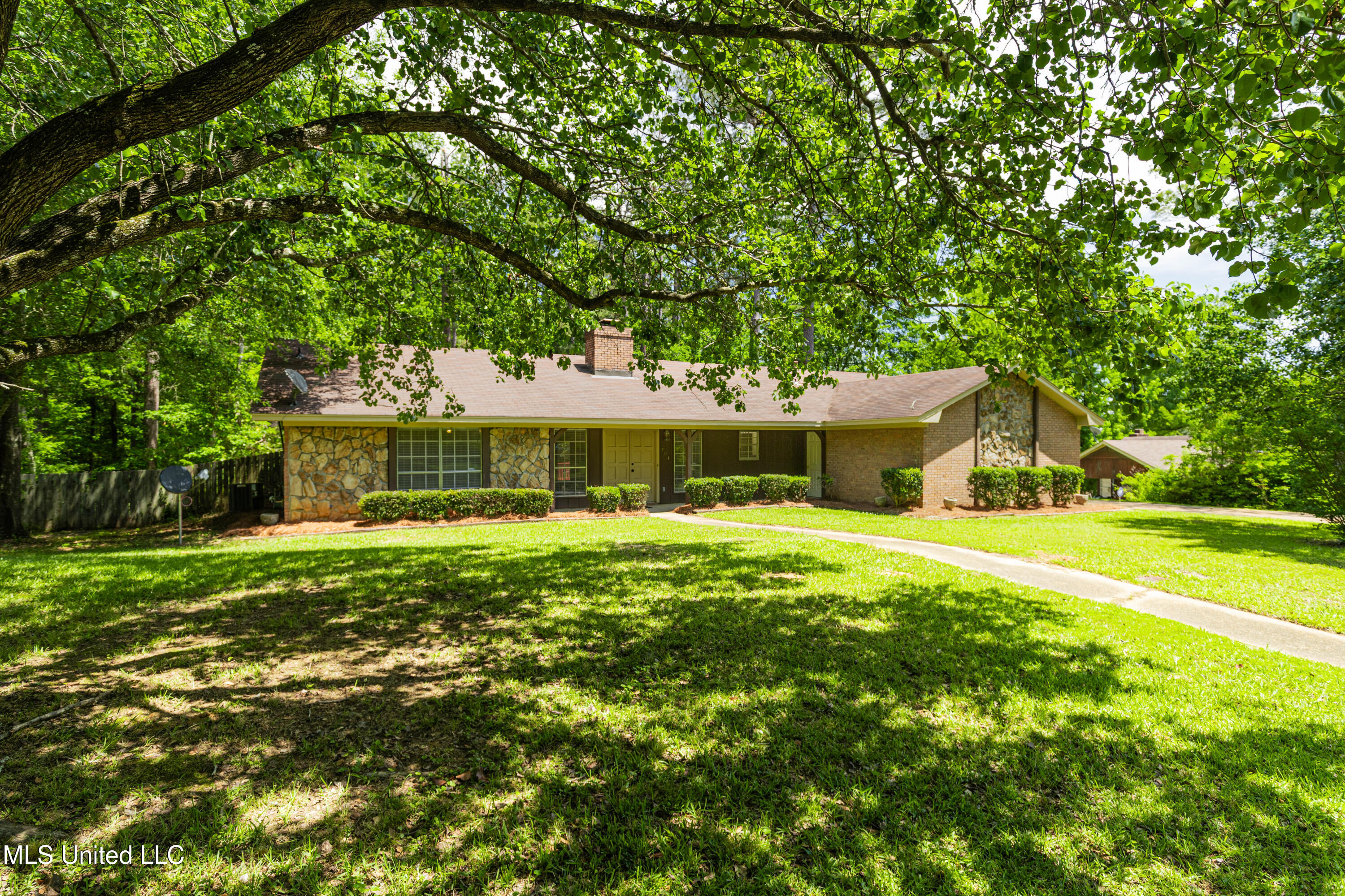 101 Pine Cove, Clinton, Mississippi image 3