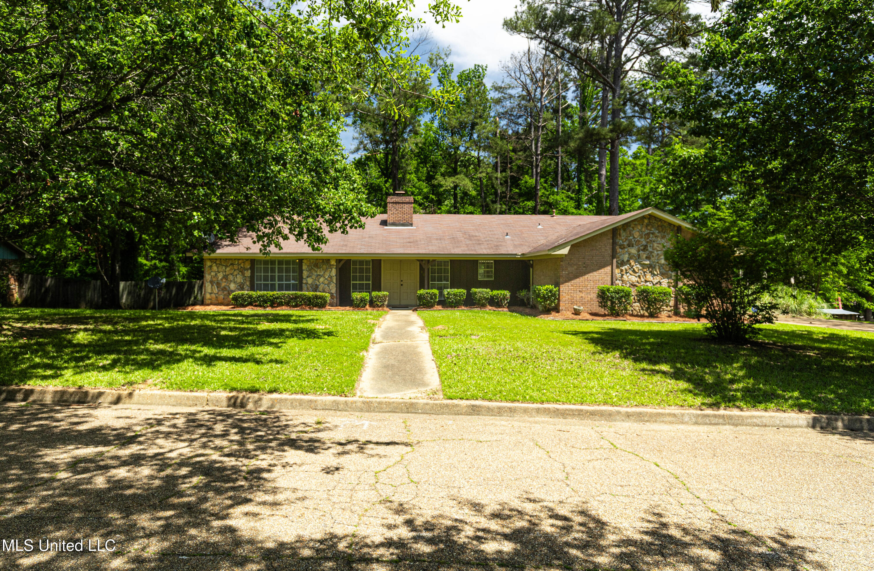 101 Pine Cove, Clinton, Mississippi image 2