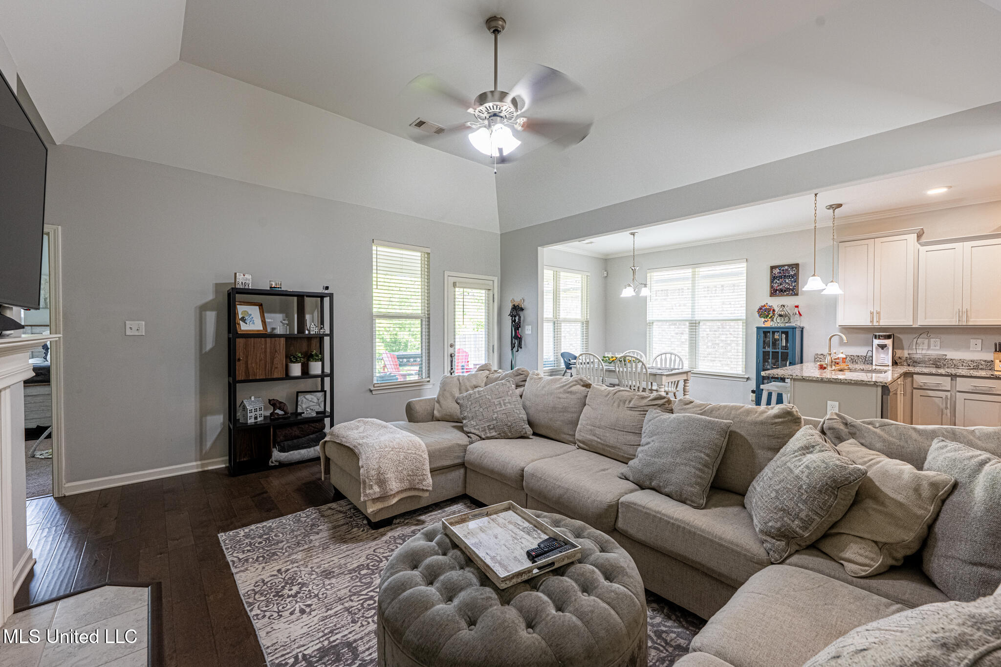 6750 Whooper Swan Drive, Olive Branch, Mississippi image 4