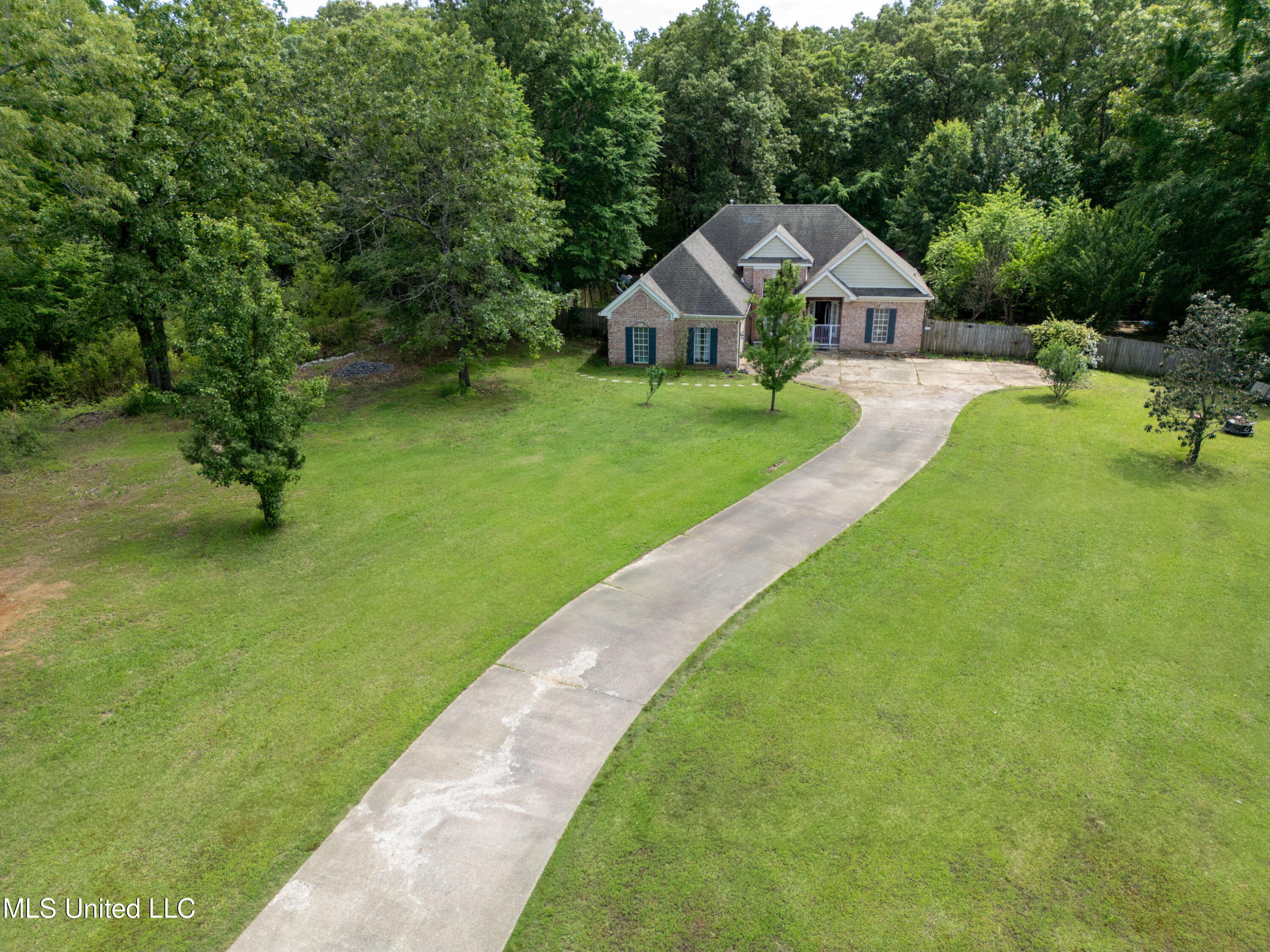 33 Timber Ridge Drive, Byhalia, Mississippi image 1