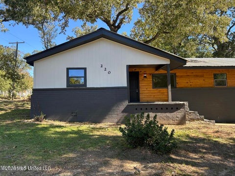 Homes For Rent - 220 N James Avenue<br/> McComb, MS 39648