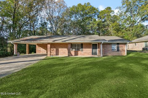 Homes For Sale - 427 Lakeview Avenue<br/> Pike County, McComb, MS 39648