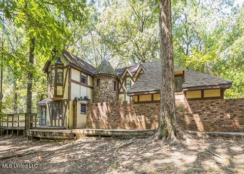 Homes For Sale - 215 Girl Scout Road<br/> Grenada, MS 38901