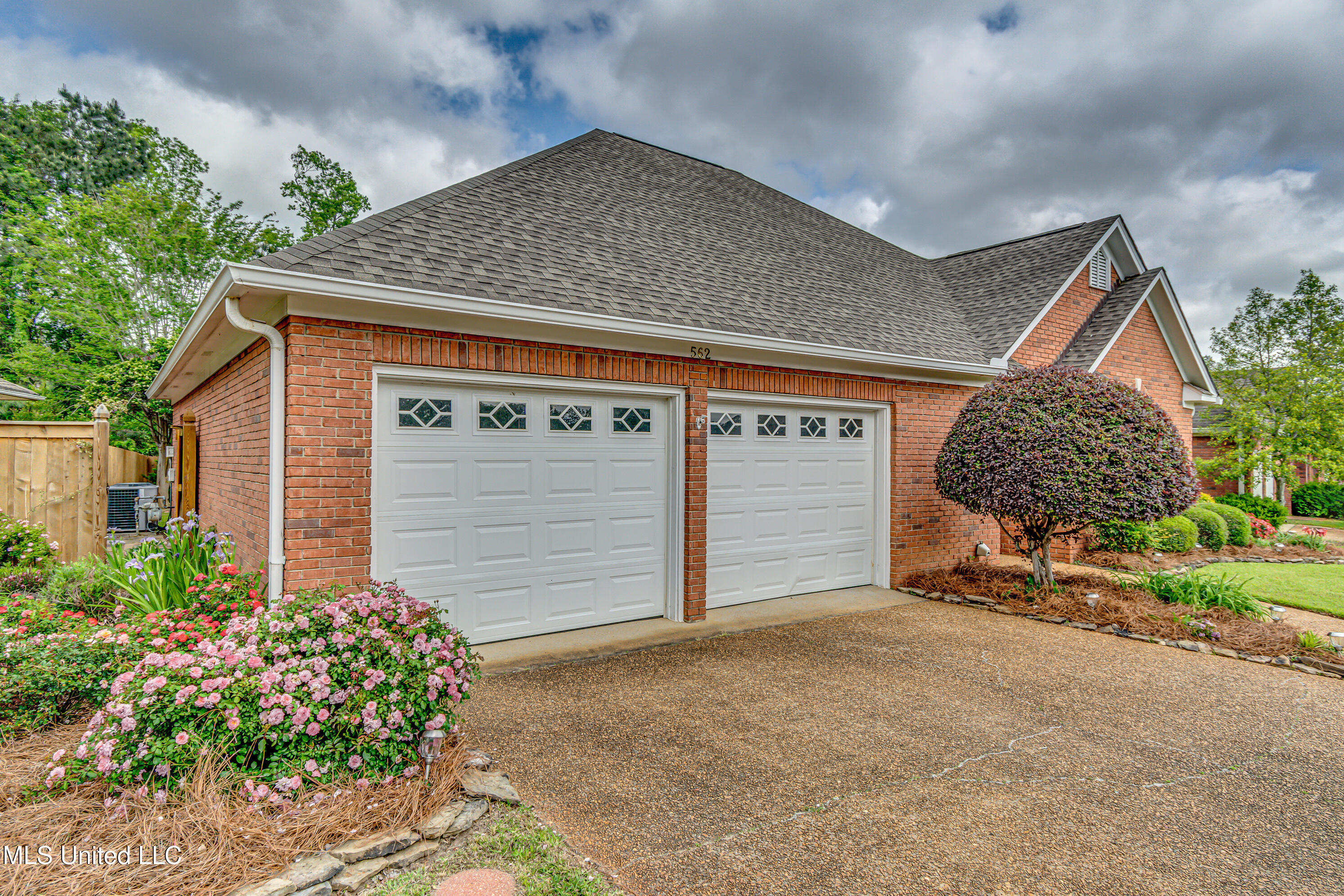 562 Spring Lake Drive, Pearl, Mississippi image 6