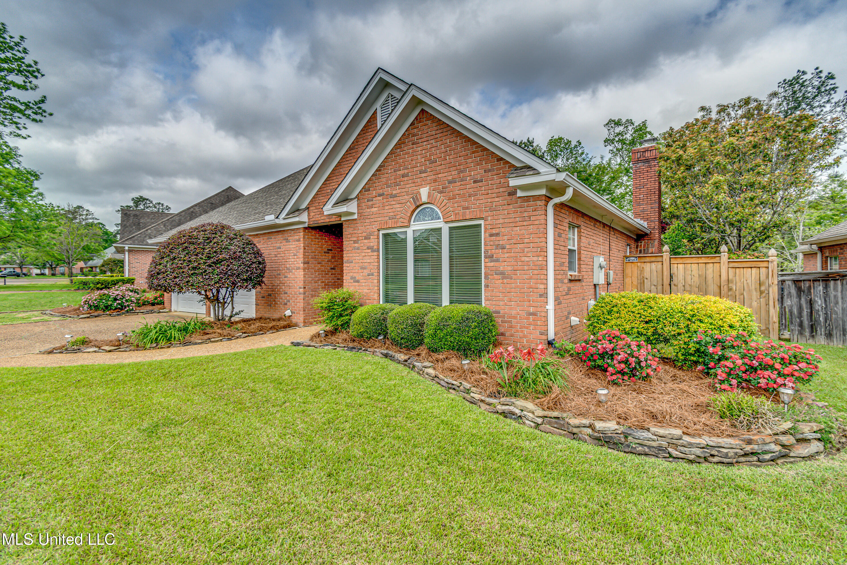562 Spring Lake Drive, Pearl, Mississippi image 4