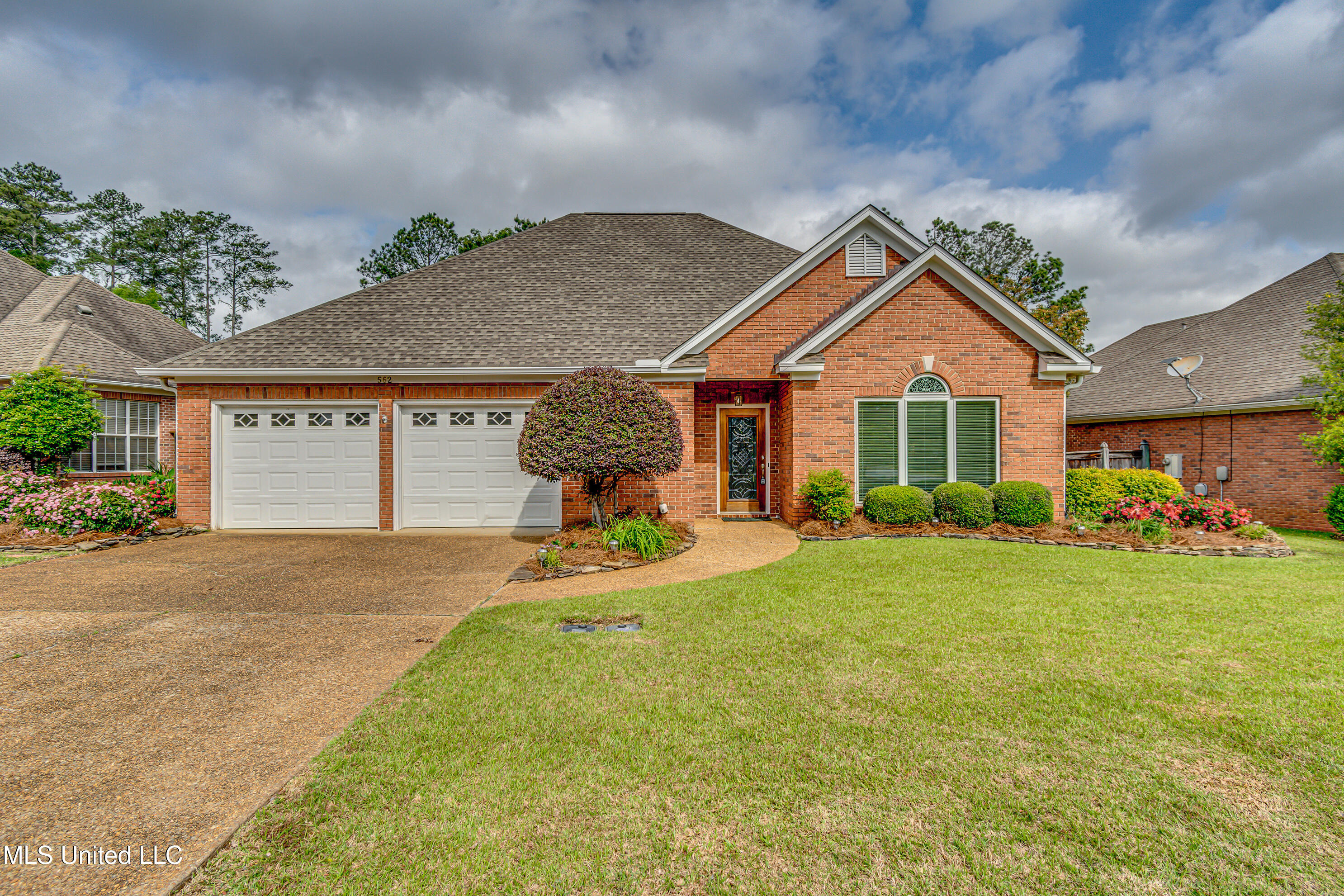 562 Spring Lake Drive, Pearl, Mississippi image 1