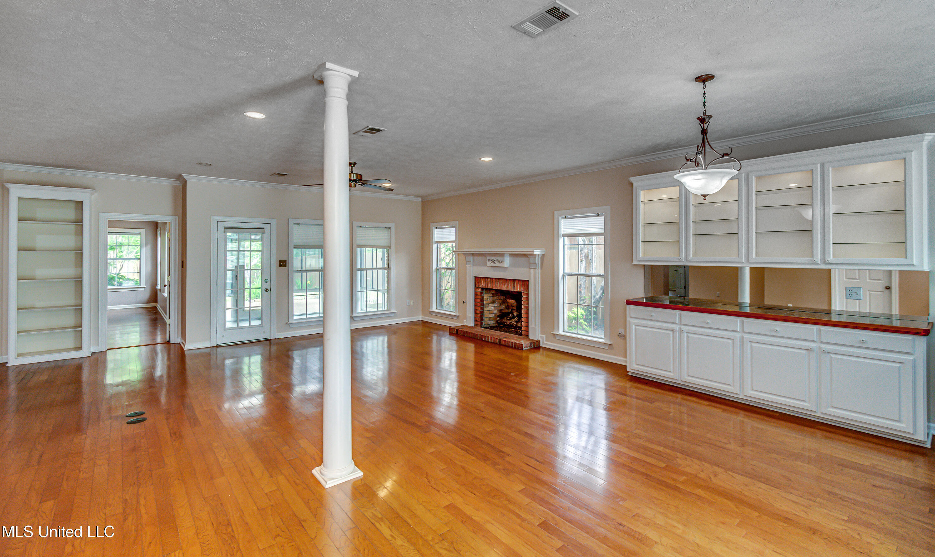 562 Spring Lake Drive, Pearl, Mississippi image 8