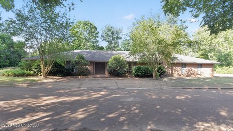 Homes For Sale - 1000 Pine Land Drive<br/> Yazoo County, Yazoo City, MS 39194