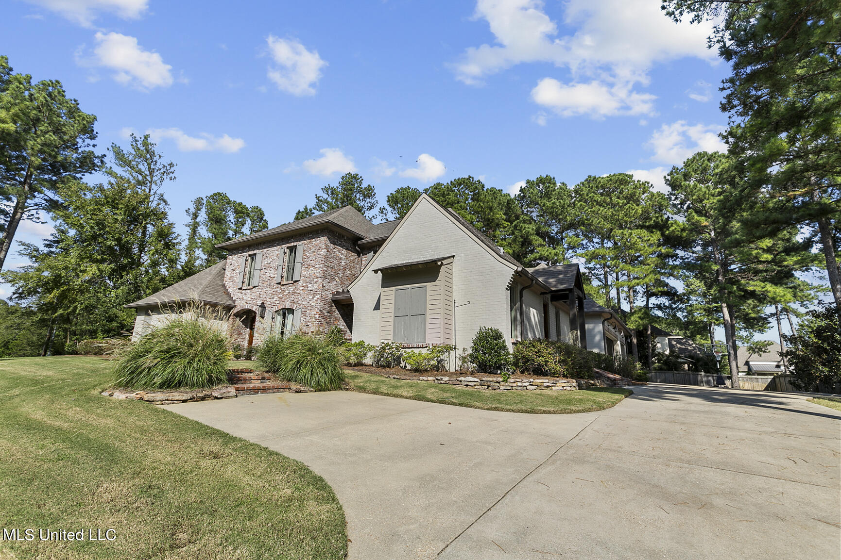 101 Lake Village Drive, Madison, Mississippi image 3