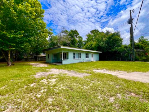 Single Family Residence in Gulfport MS 100 25th Street 2.jpg