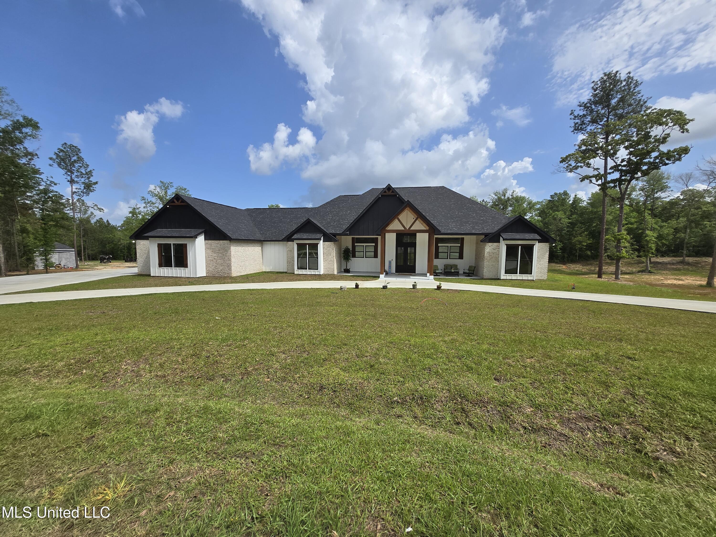 32 Forest Bluff Dr Drive, Carriere, Mississippi image 1