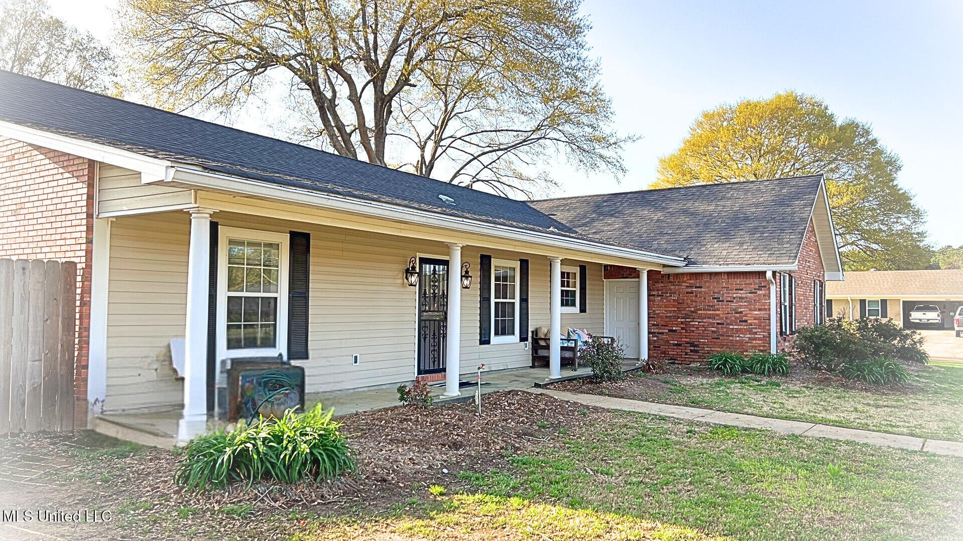 925 Sycamore Street, Grenada, Mississippi image 3