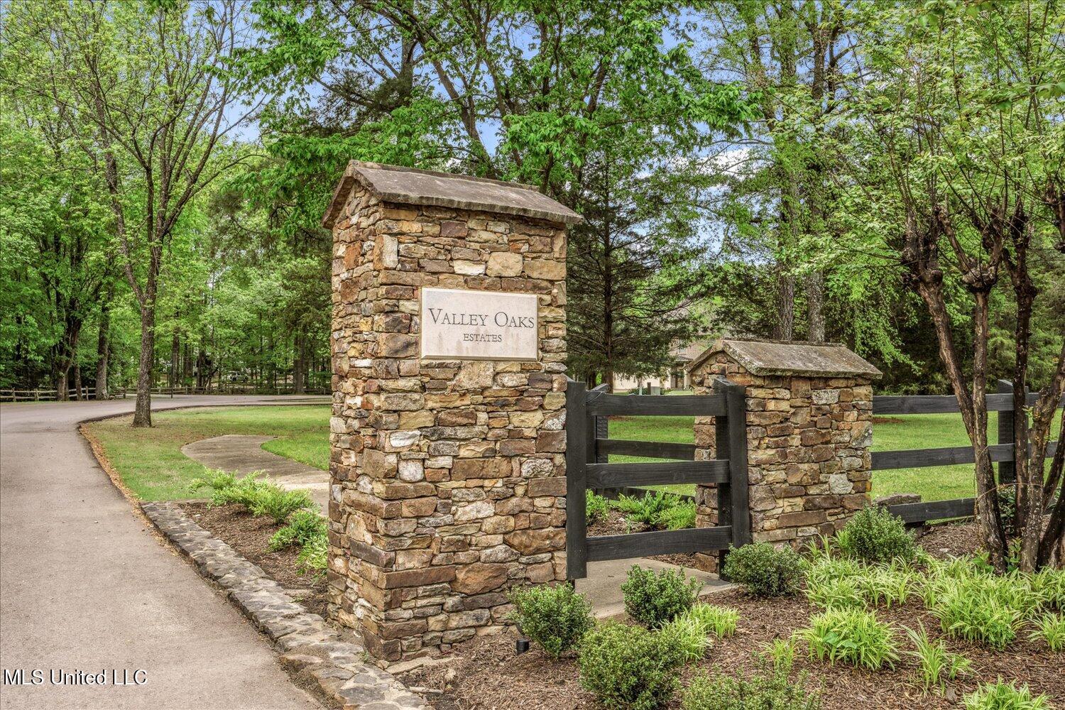 6264 Valley Oaks Drive, Olive Branch, Mississippi image 2