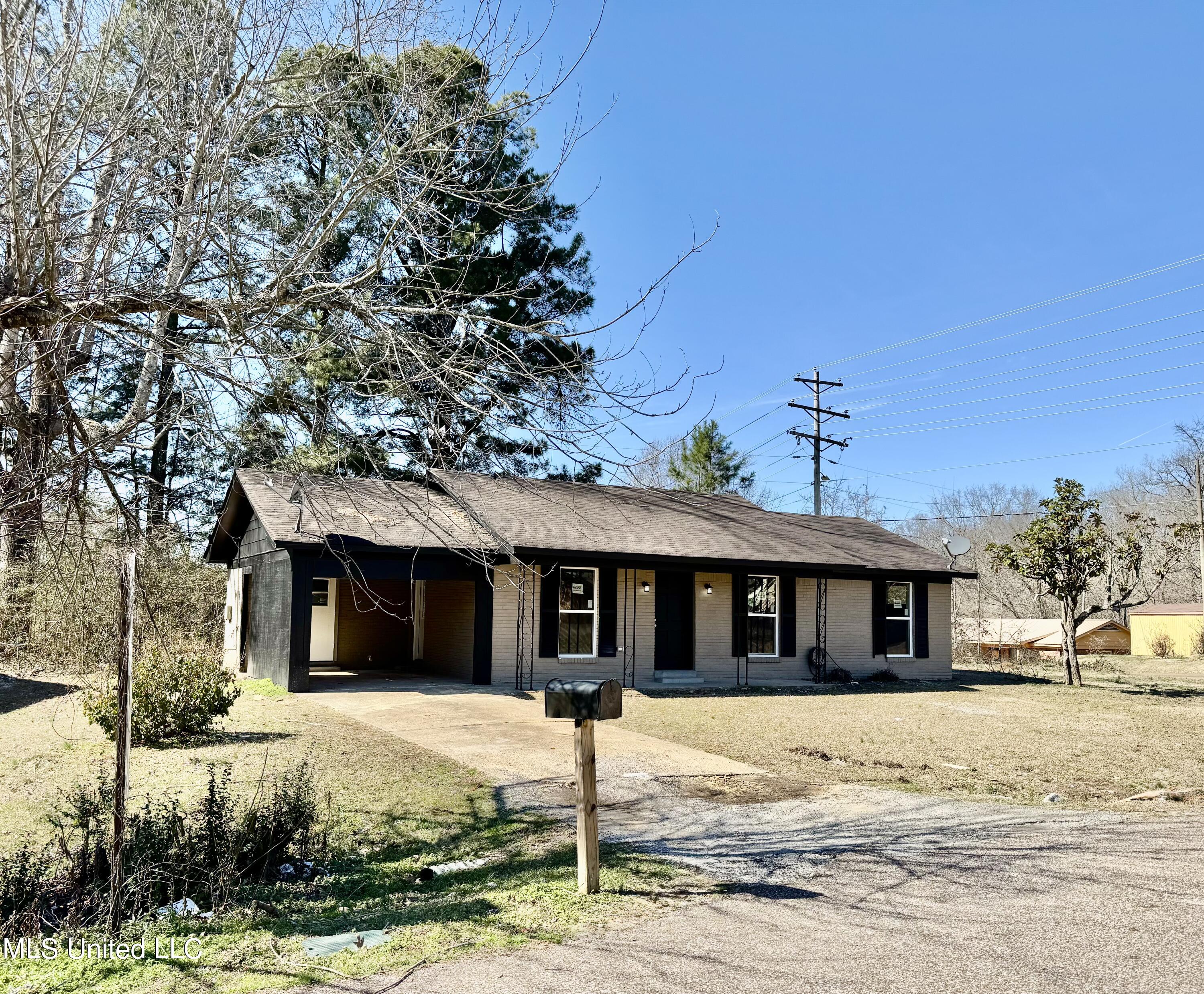 130 Shadowlane Drive, Holly Springs, Mississippi image 1