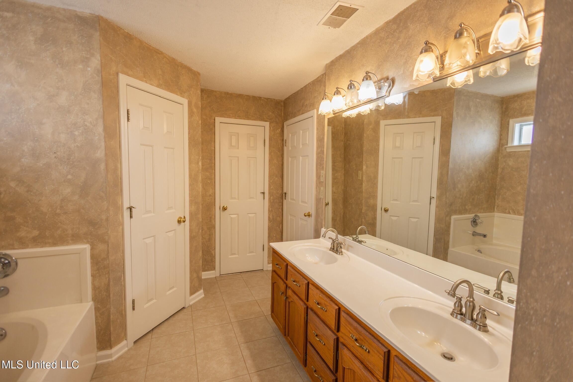 7410 Paddock Cove, Southaven, Mississippi image 12