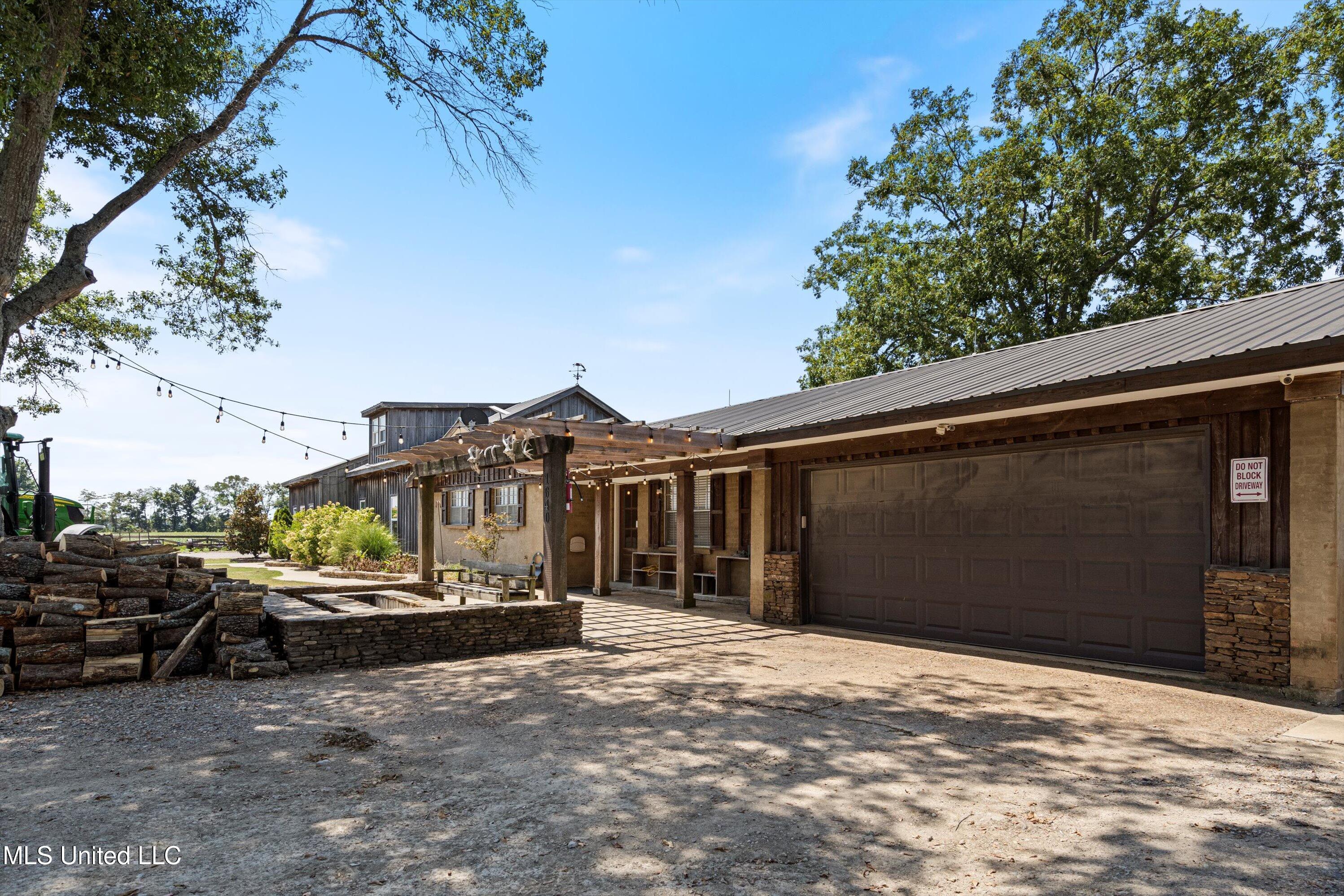 Dundee, Mississippi 38626, United States, 23 Bedrooms Bedrooms, ,11 BathroomsBathrooms,Residential,Active,35933