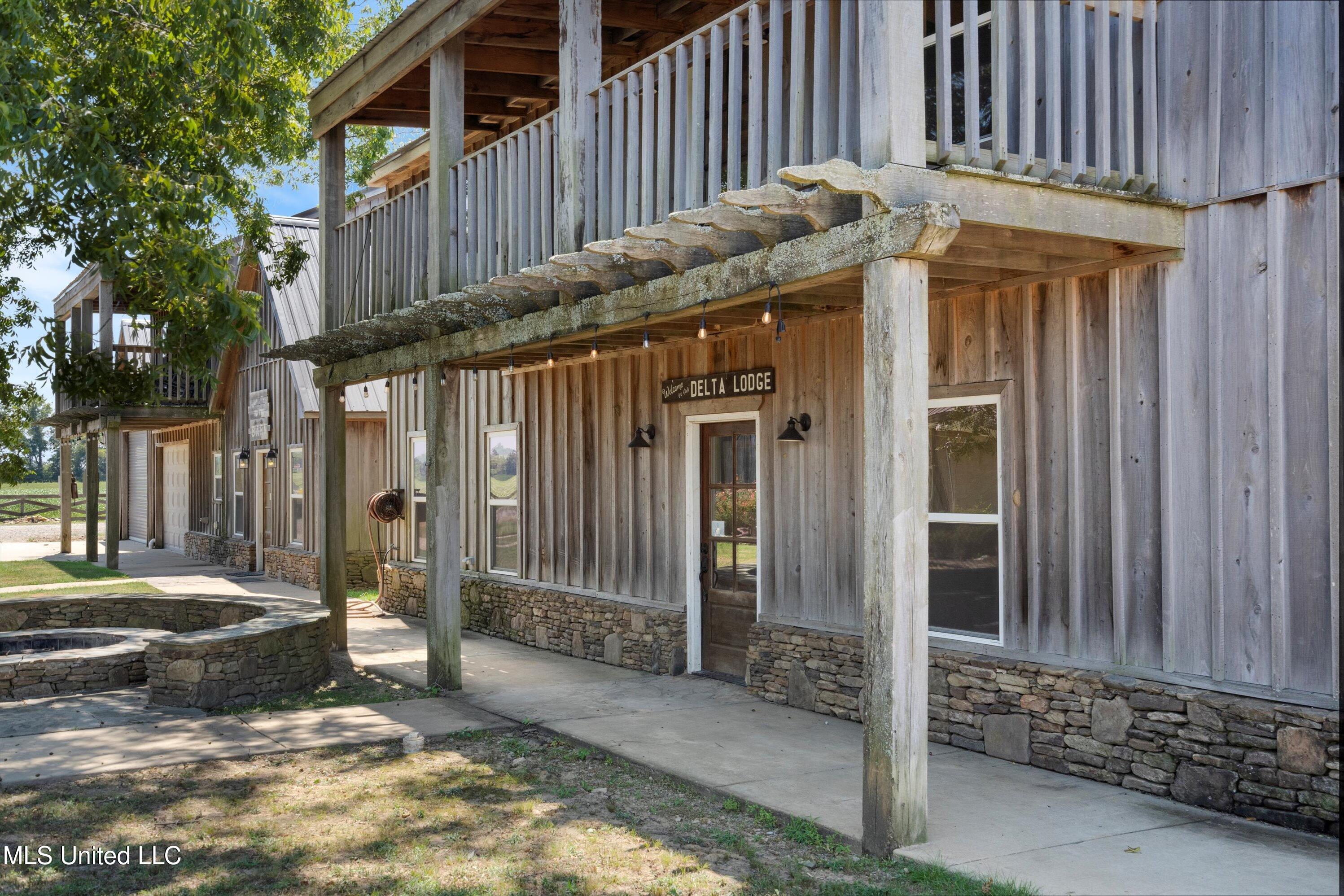 Dundee, Mississippi 38626, United States, 23 Bedrooms Bedrooms, ,11 BathroomsBathrooms,Residential,Active,35933