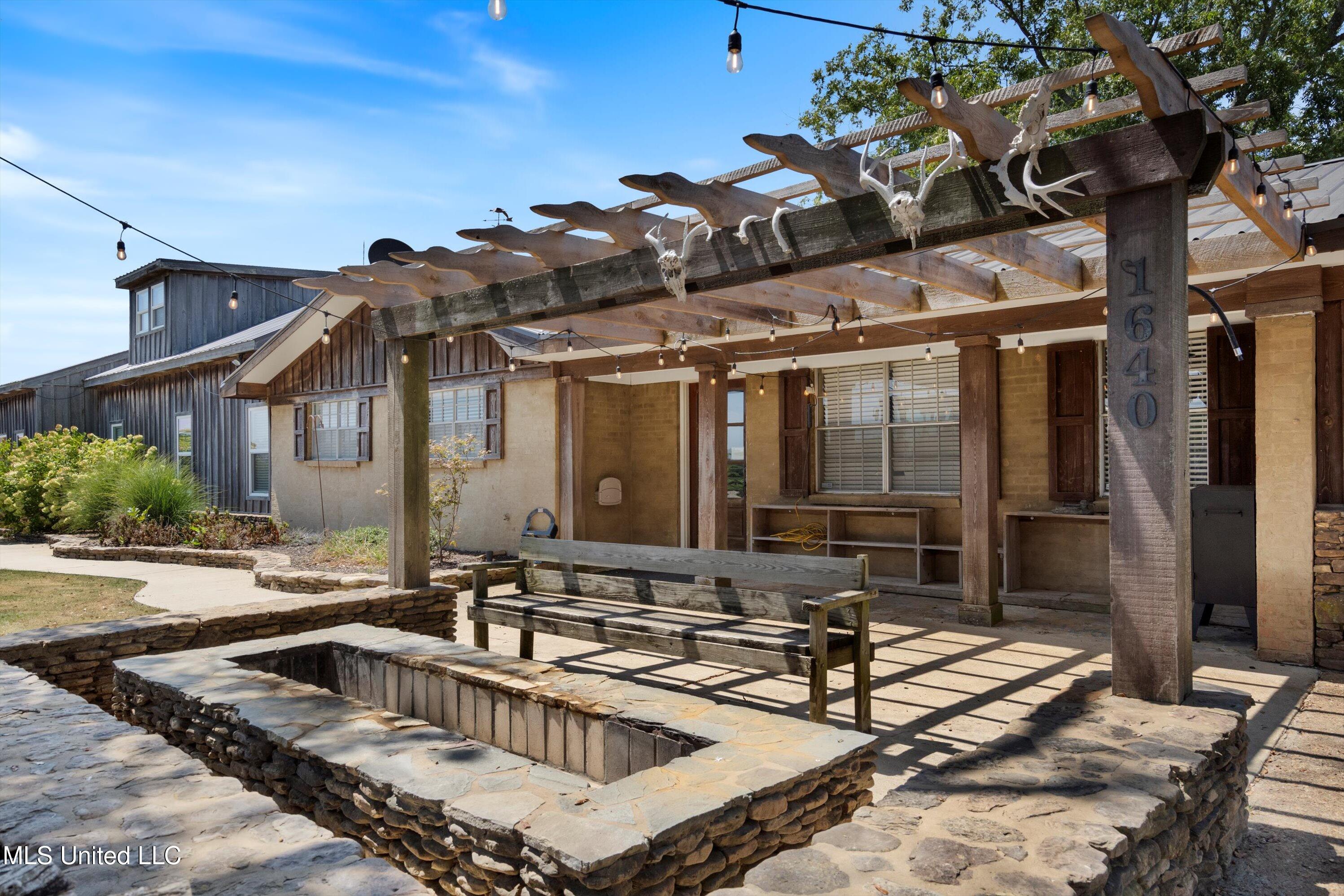 Dundee, Mississippi 38626, United States, 23 Bedrooms Bedrooms, ,11 BathroomsBathrooms,Residential,Active,35933