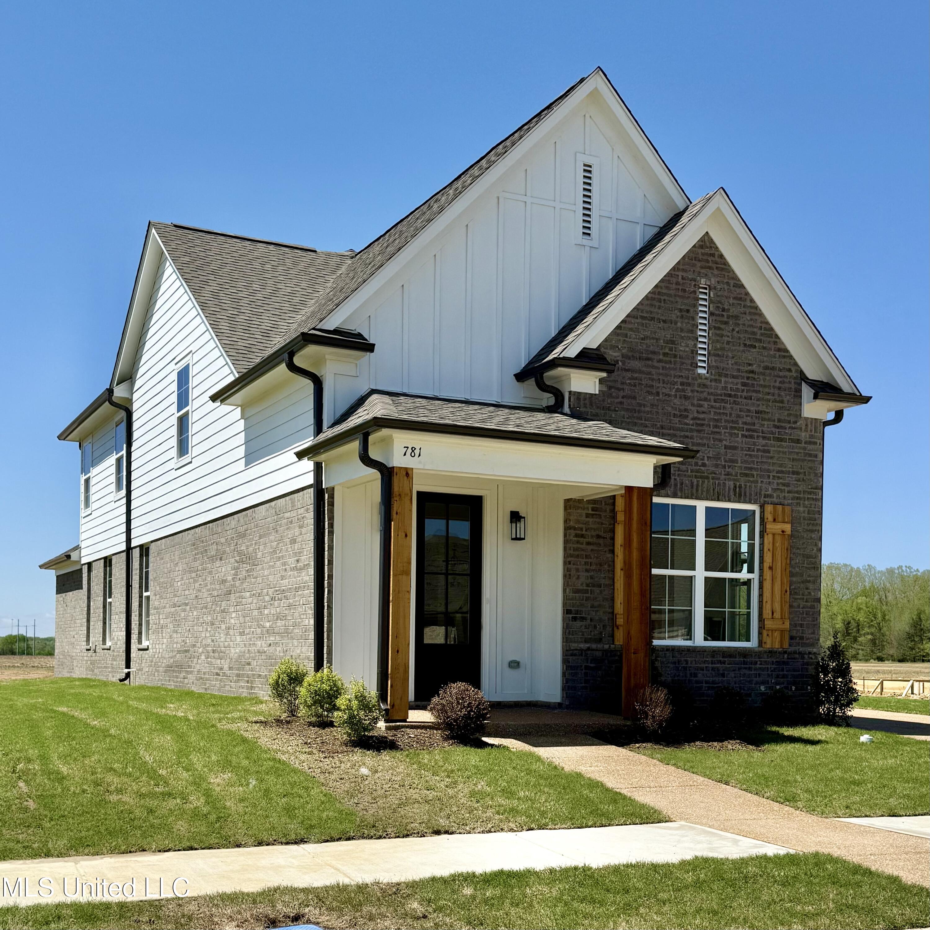 781 Coahoma Court, Nesbit, Mississippi image 2