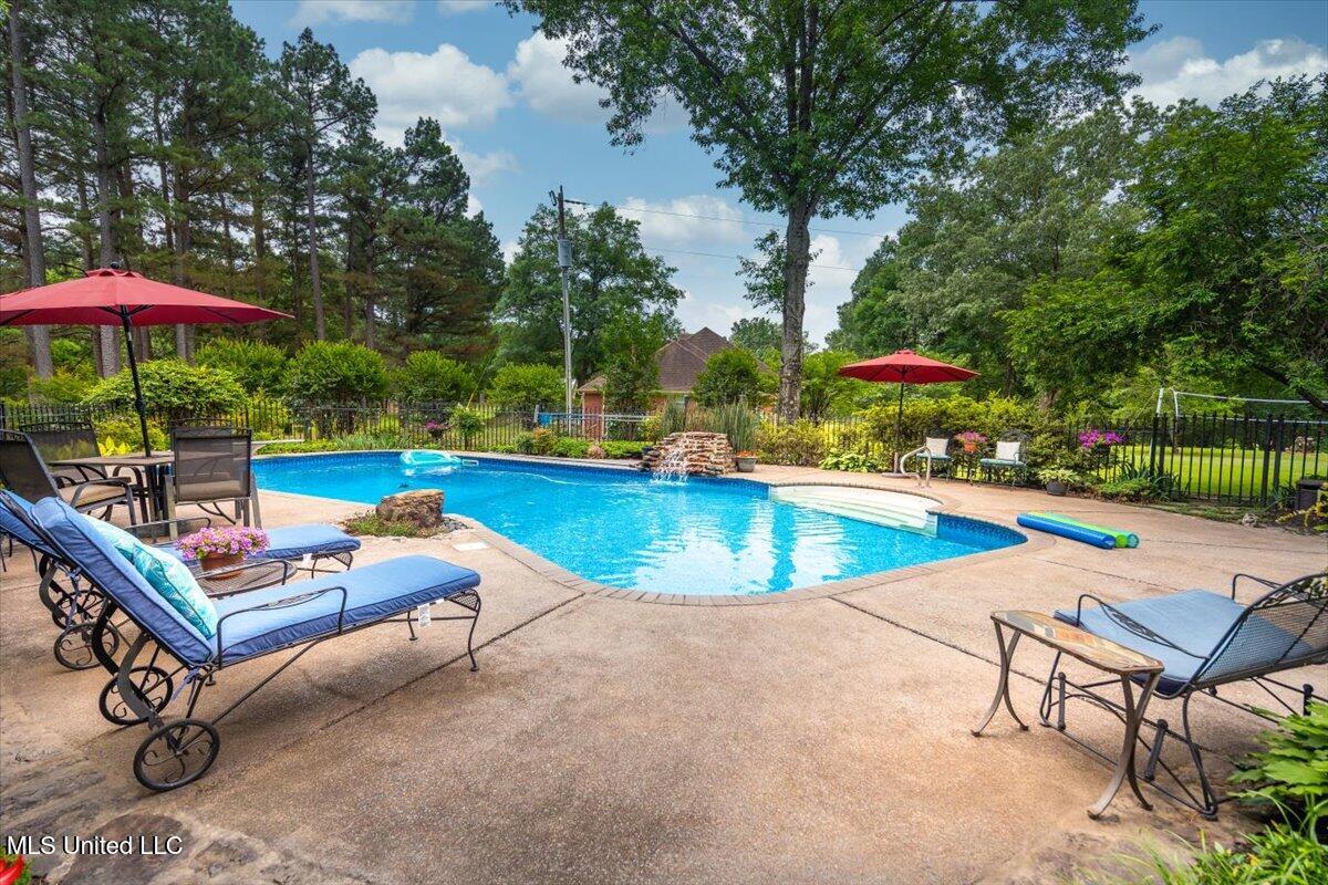 12821 Whispering Pines Drive, Olive Branch, Mississippi image 8