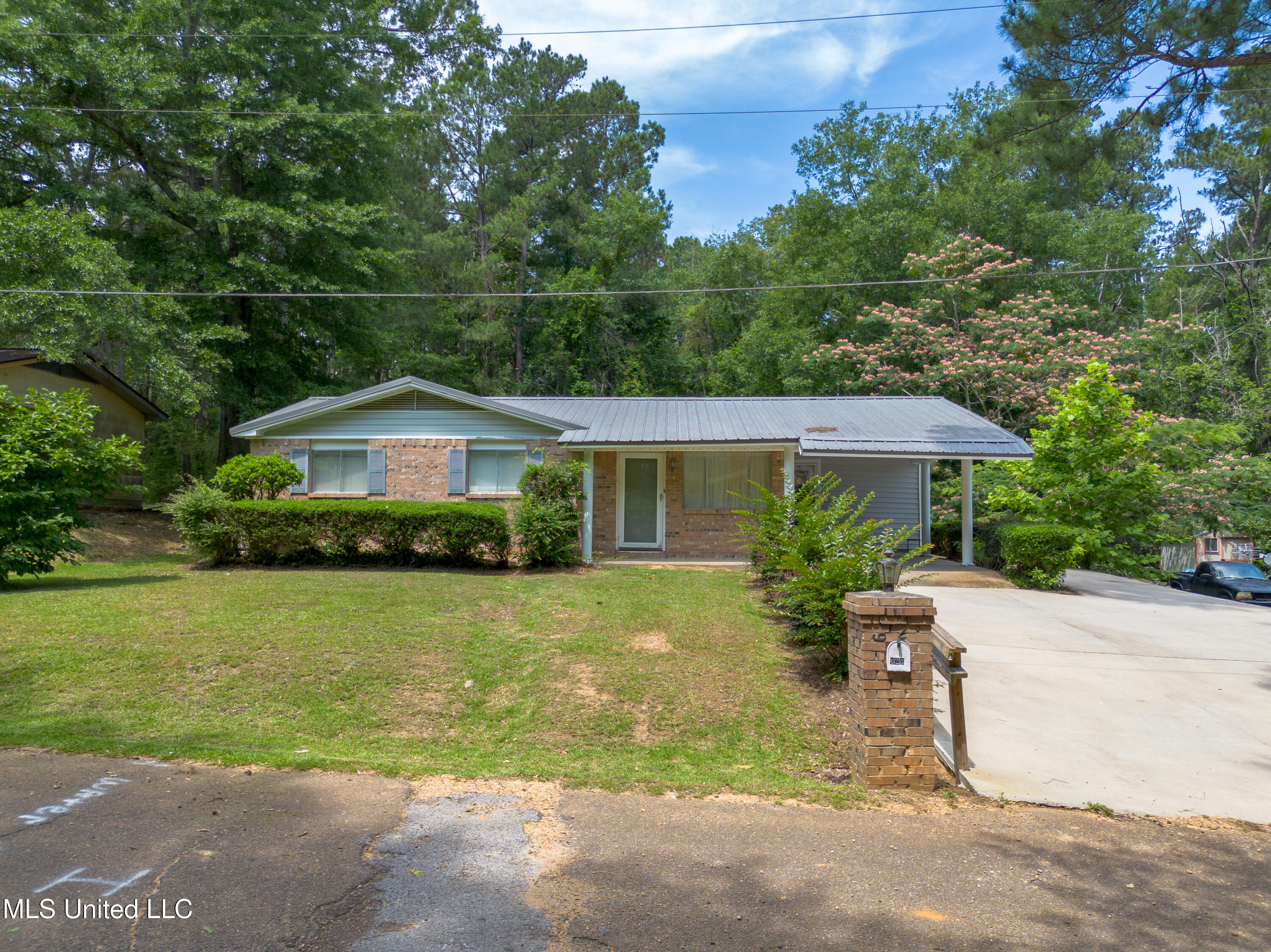 626 NW St. Louis Avenue, Magee, Mississippi image 1
