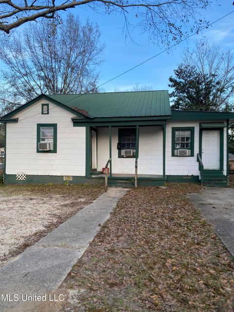 Homes For Sale - 704 Woodland Court<br/> Forrest County, Hattiesburg, MS 39401