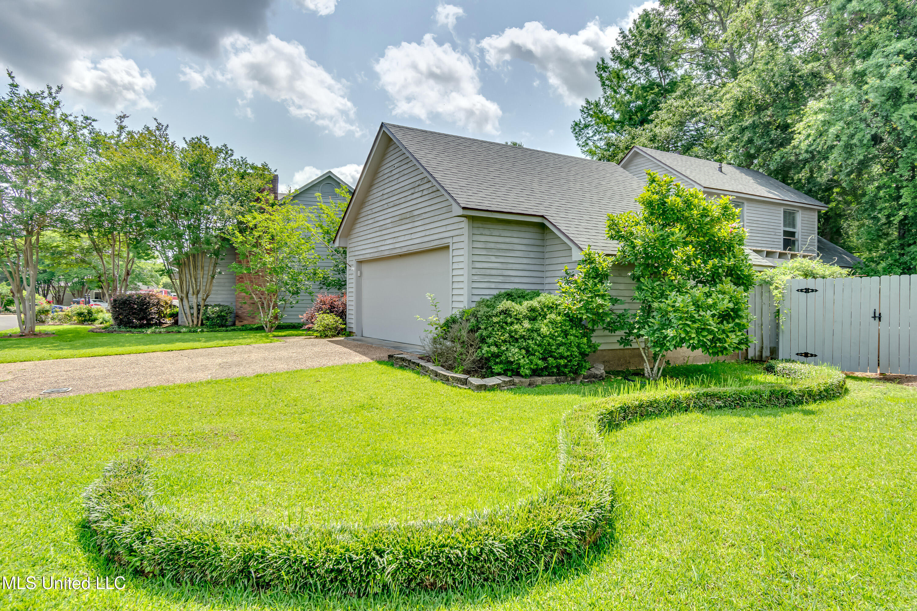 110 E Waterwood Drive, Brandon, Mississippi image 1