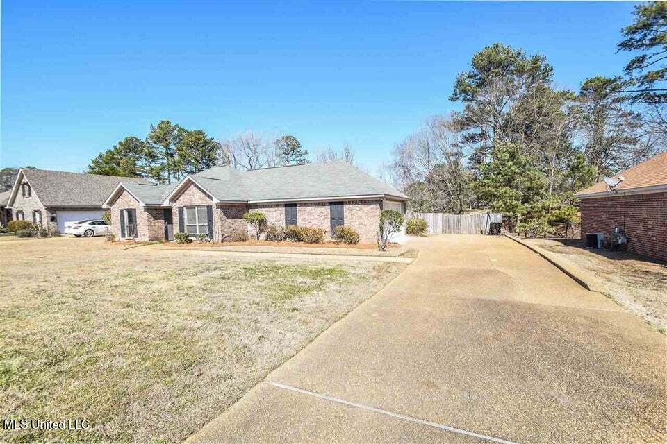 1015 Cobblestone Place, Brandon, Mississippi image 2