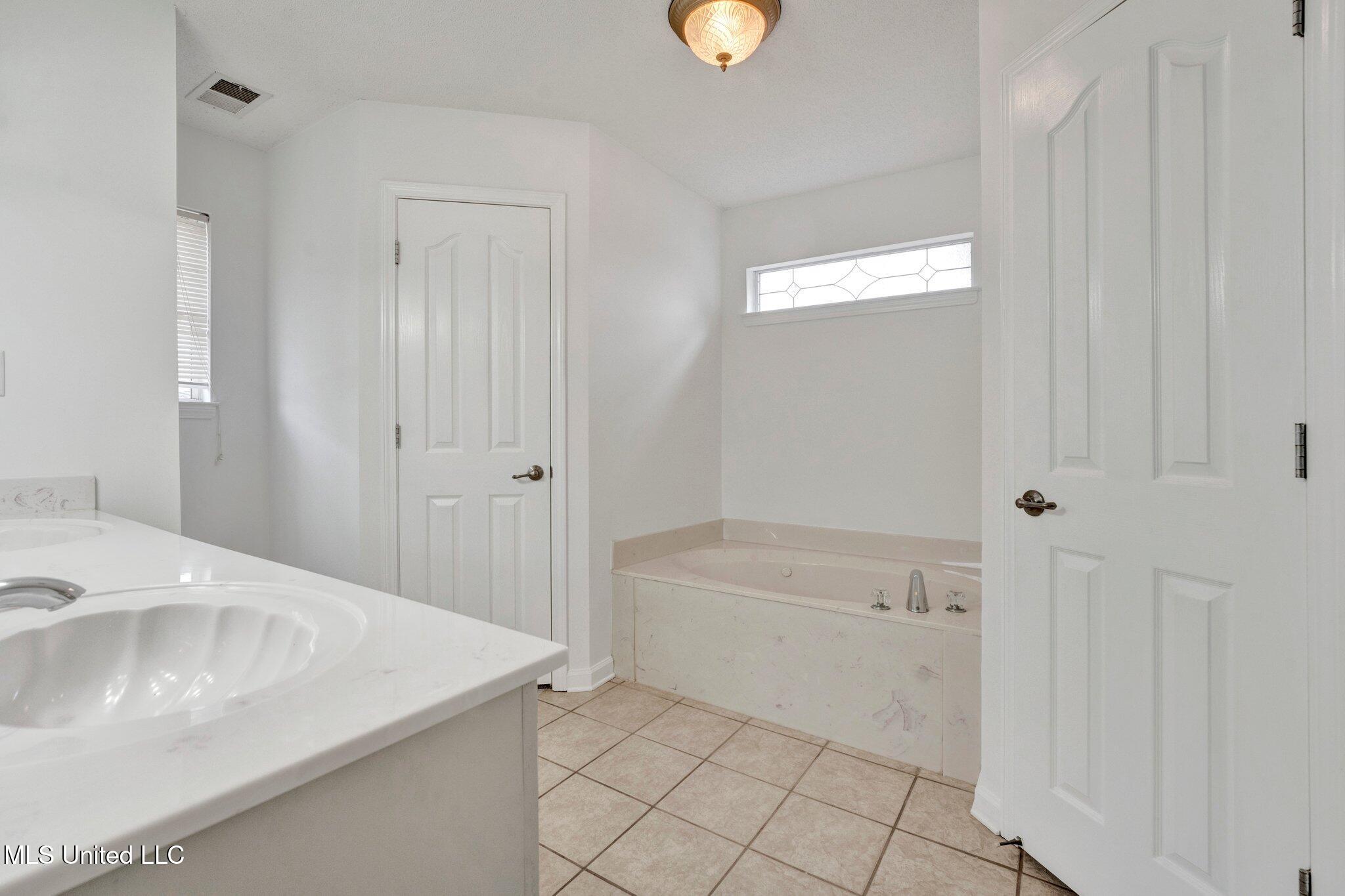 7888 E Shelburne Lane, Southaven, Mississippi image 31