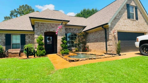 Homes For Sale - 104 Creekside Drive<br/> Senatobia, MS 38668