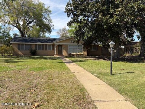 Homes For Sale - 415 E Jeff Davis Avenue<br/> Leflore County, Greenwood, MS 38930