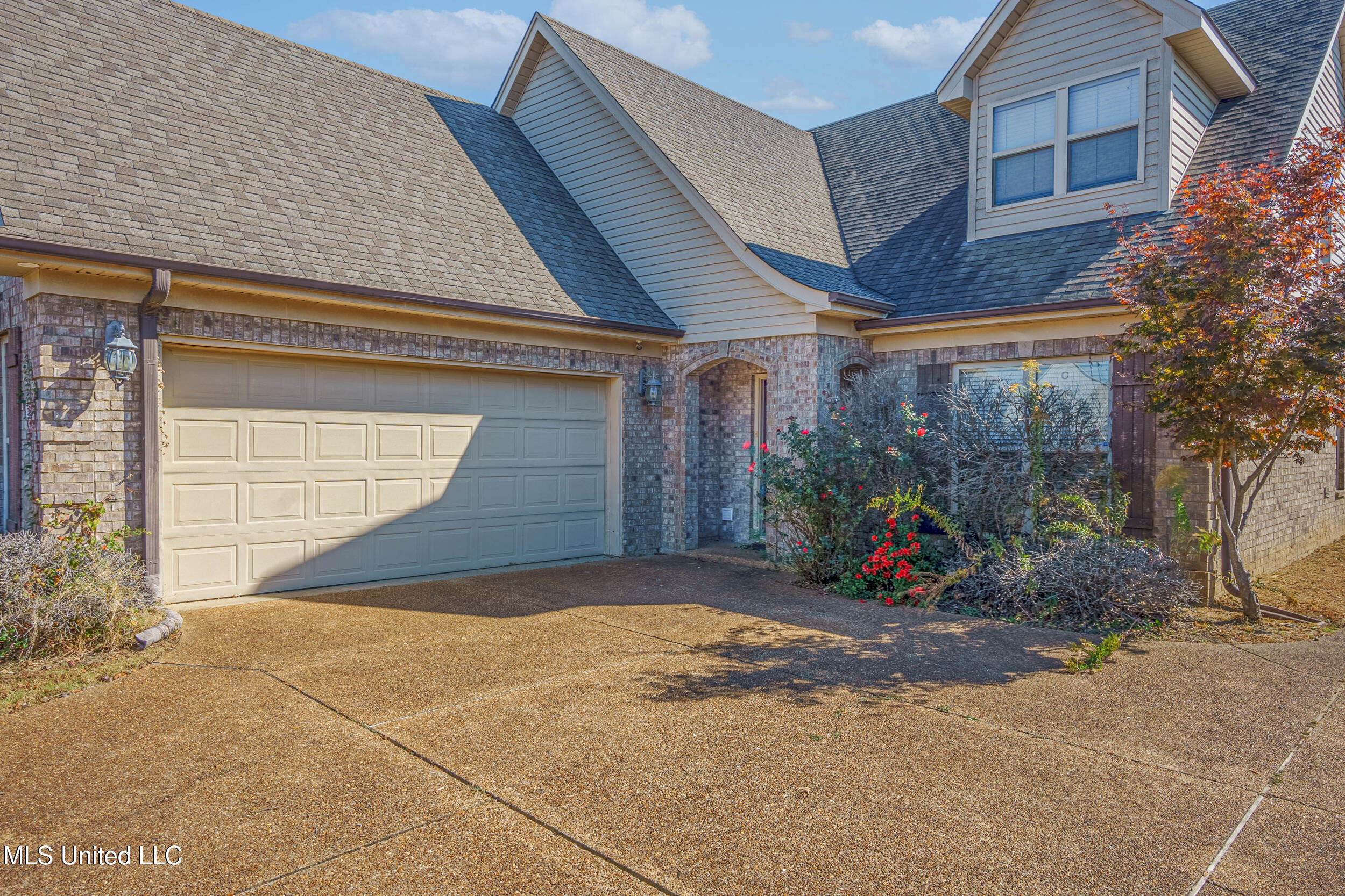 2723 Hill Valley Lane, Southaven, Mississippi image 2