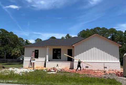 Single Family Residence in Ocean Springs MS 1928 Beachview Drive 1.jpg