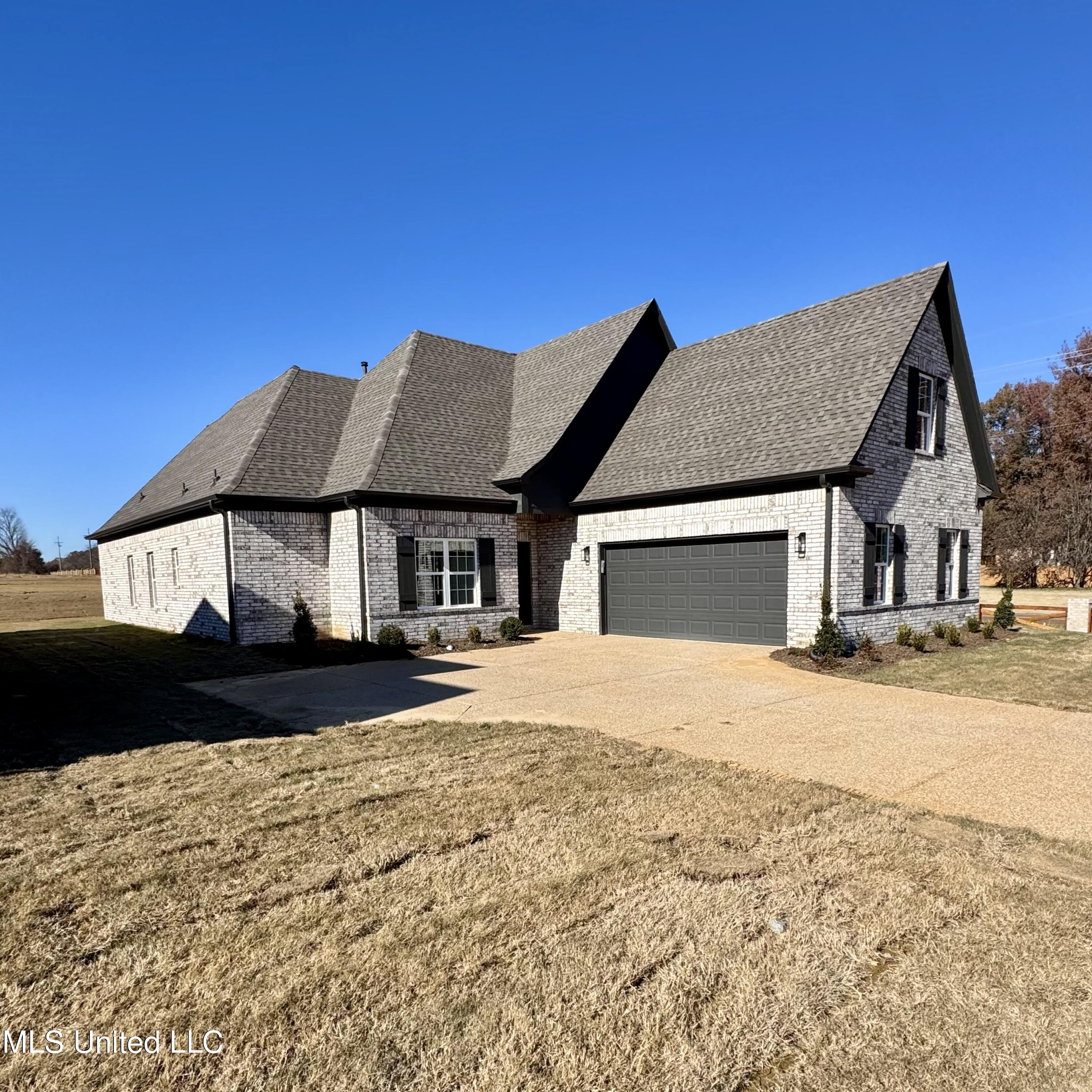 8955 Erin Banks Drive, Southaven, Mississippi image 2