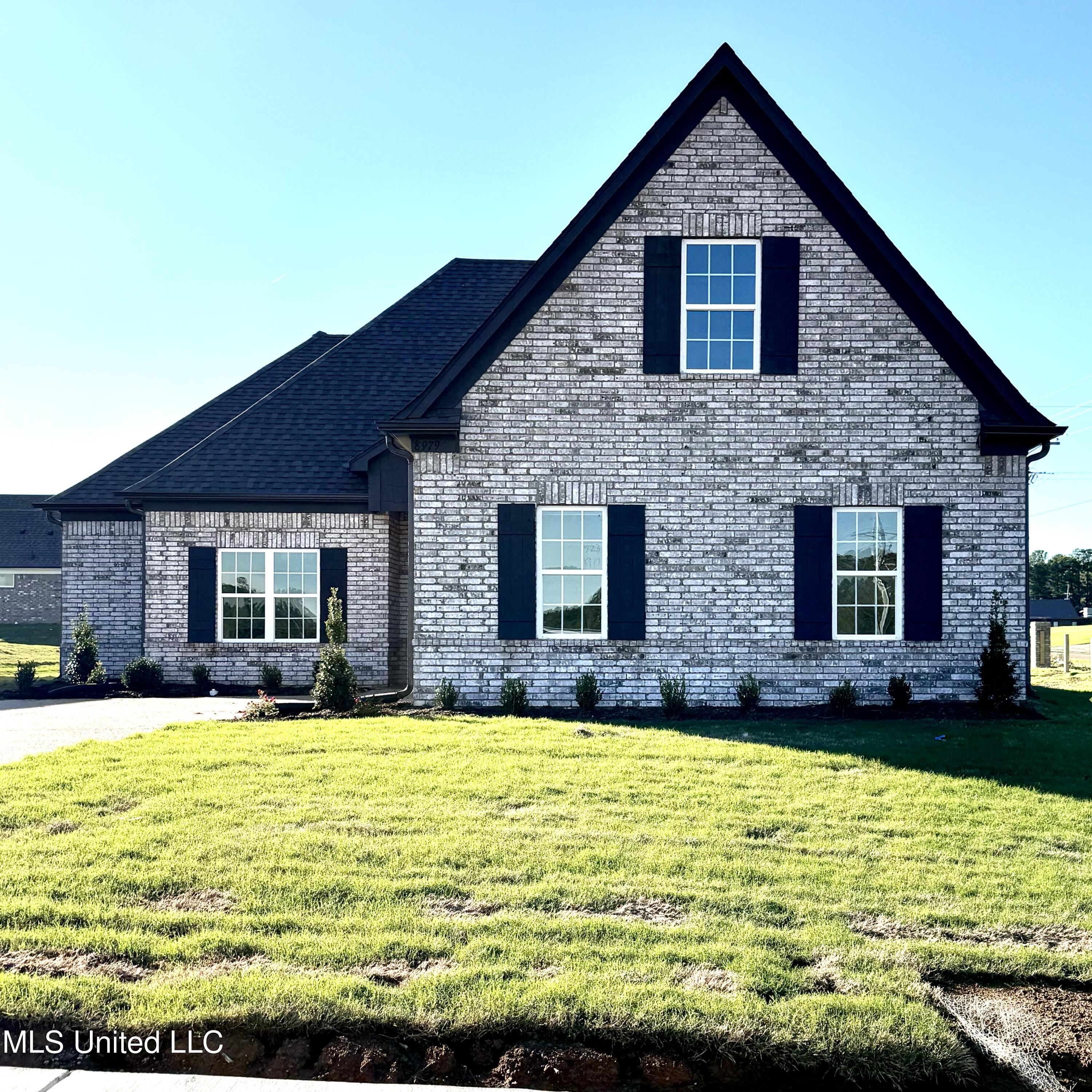 8955 Erin Banks Drive, Southaven, Mississippi image 4