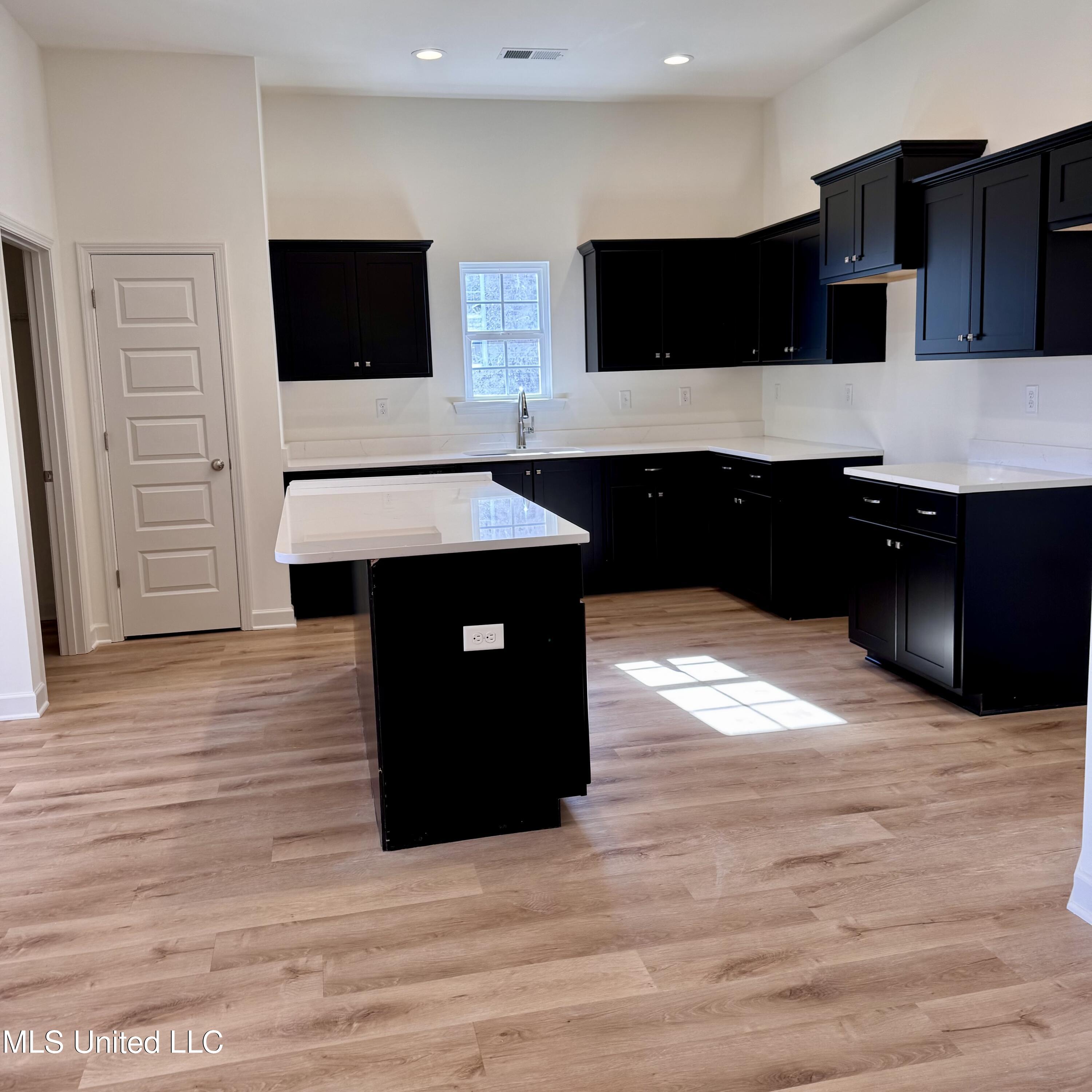 8955 Erin Banks Drive, Southaven, Mississippi image 20