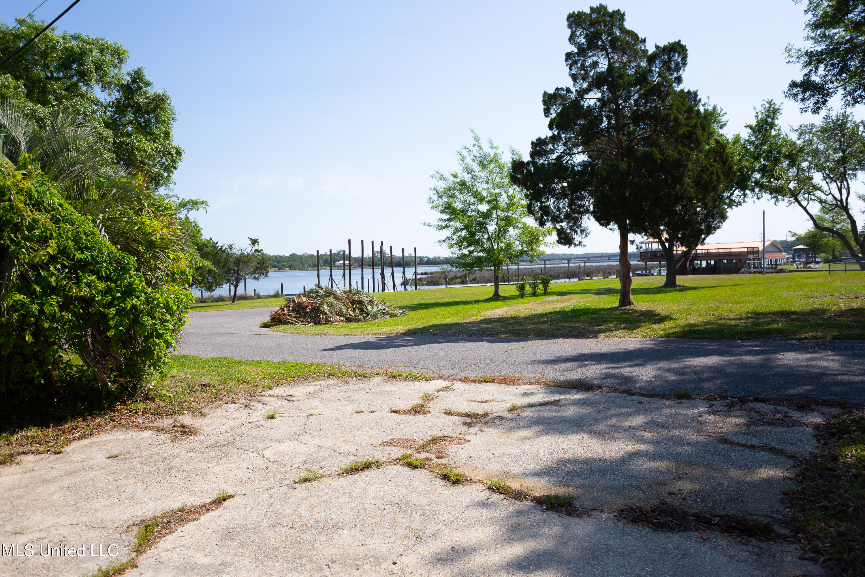 1305 Cove Avenue, Ocean Springs, Mississippi image 4