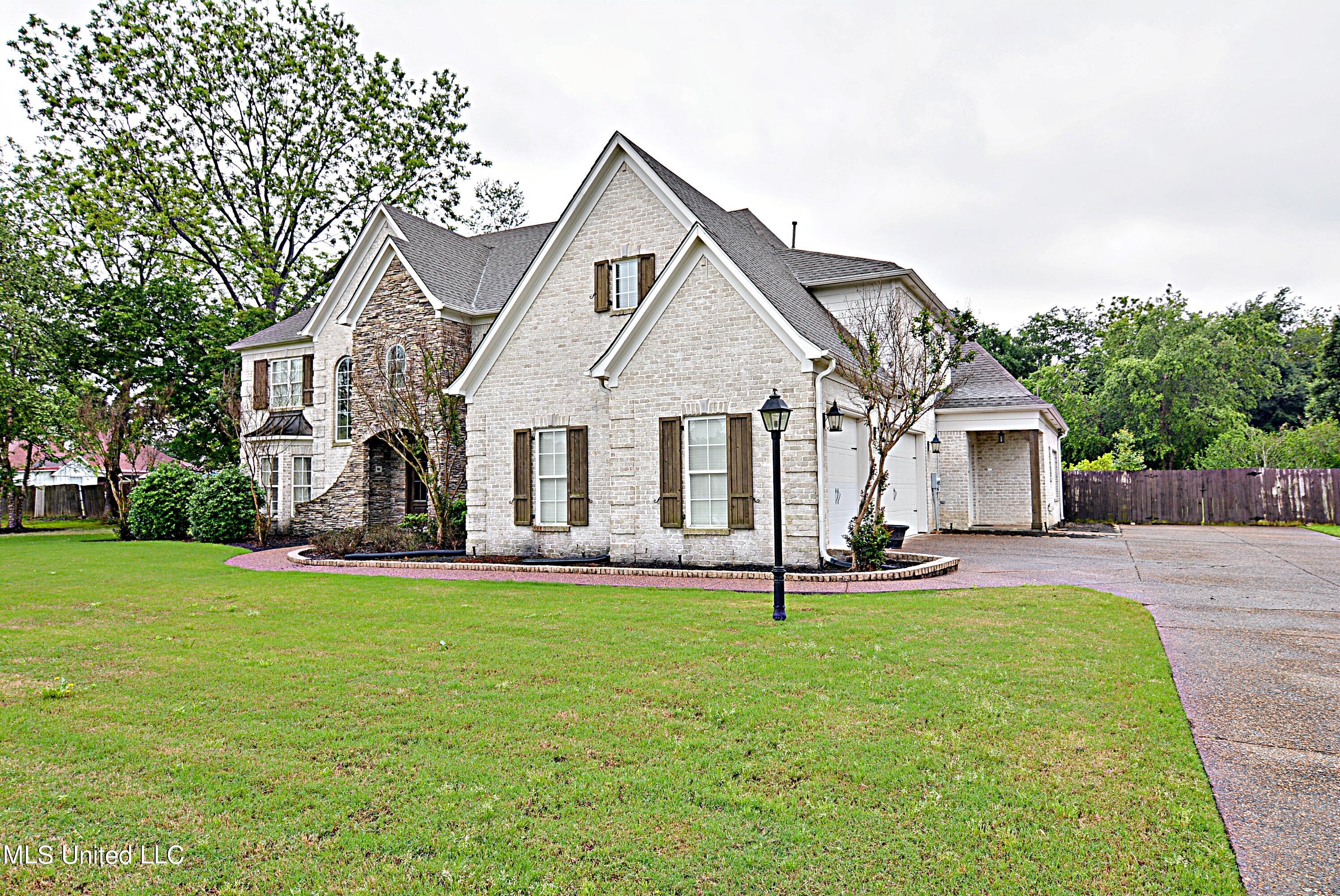 8919 Dehart Drive, Olive Branch, Mississippi image 2